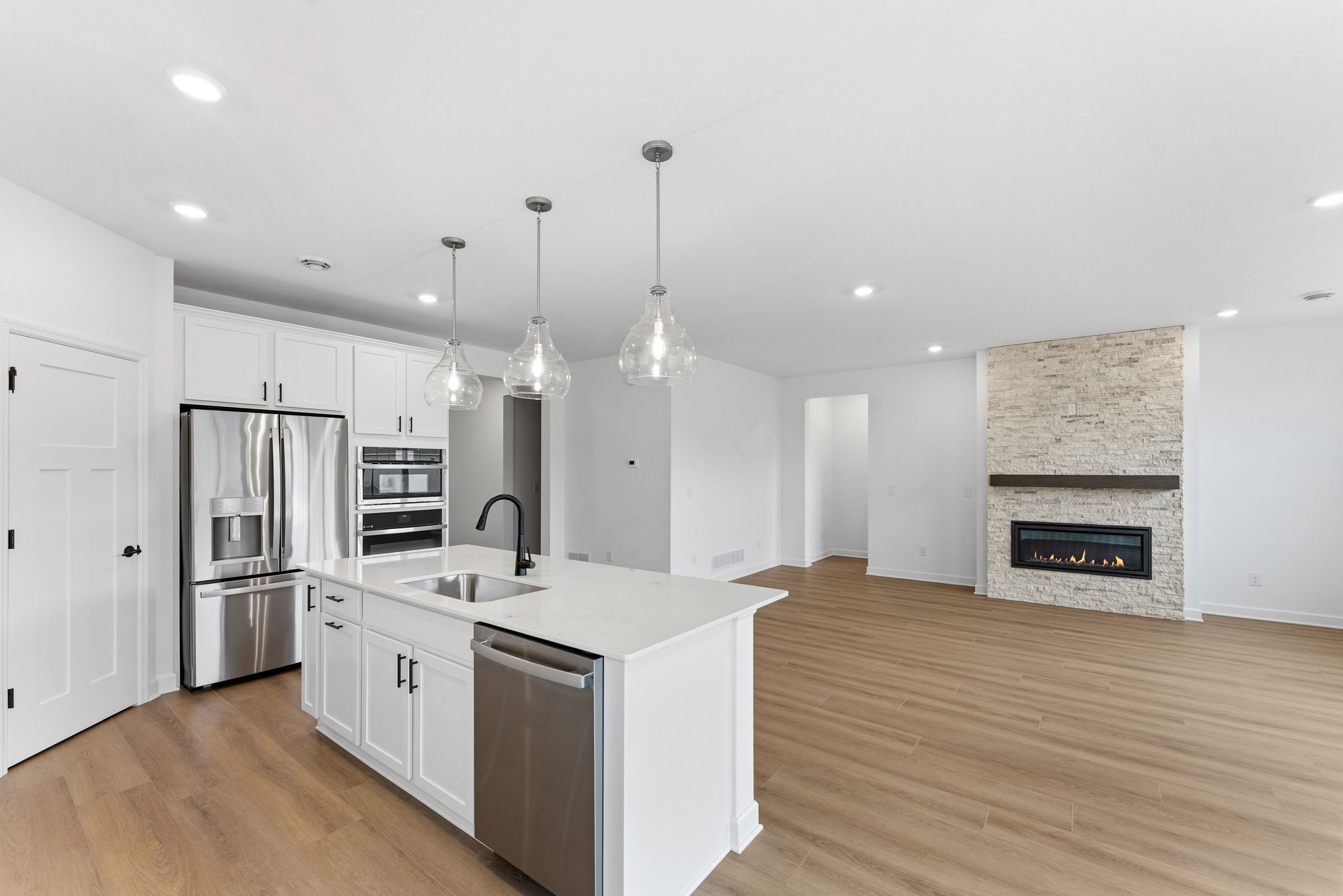 12 Tavera Corsica QMI H S7402 Kitchen 2of4 F1