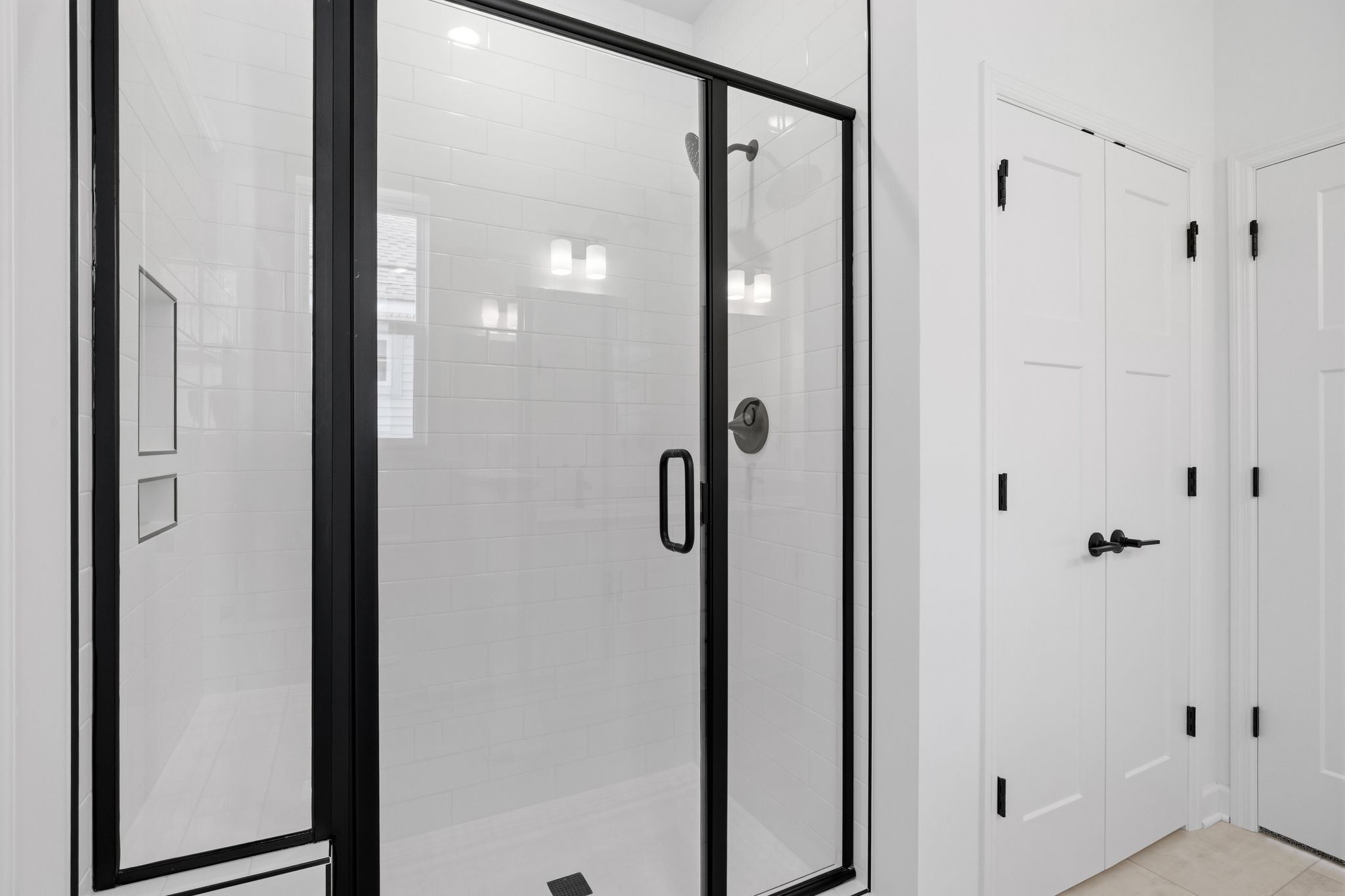 12 Tavera Corsica QMI H S7602 Owners Bathroom 2of2 F1