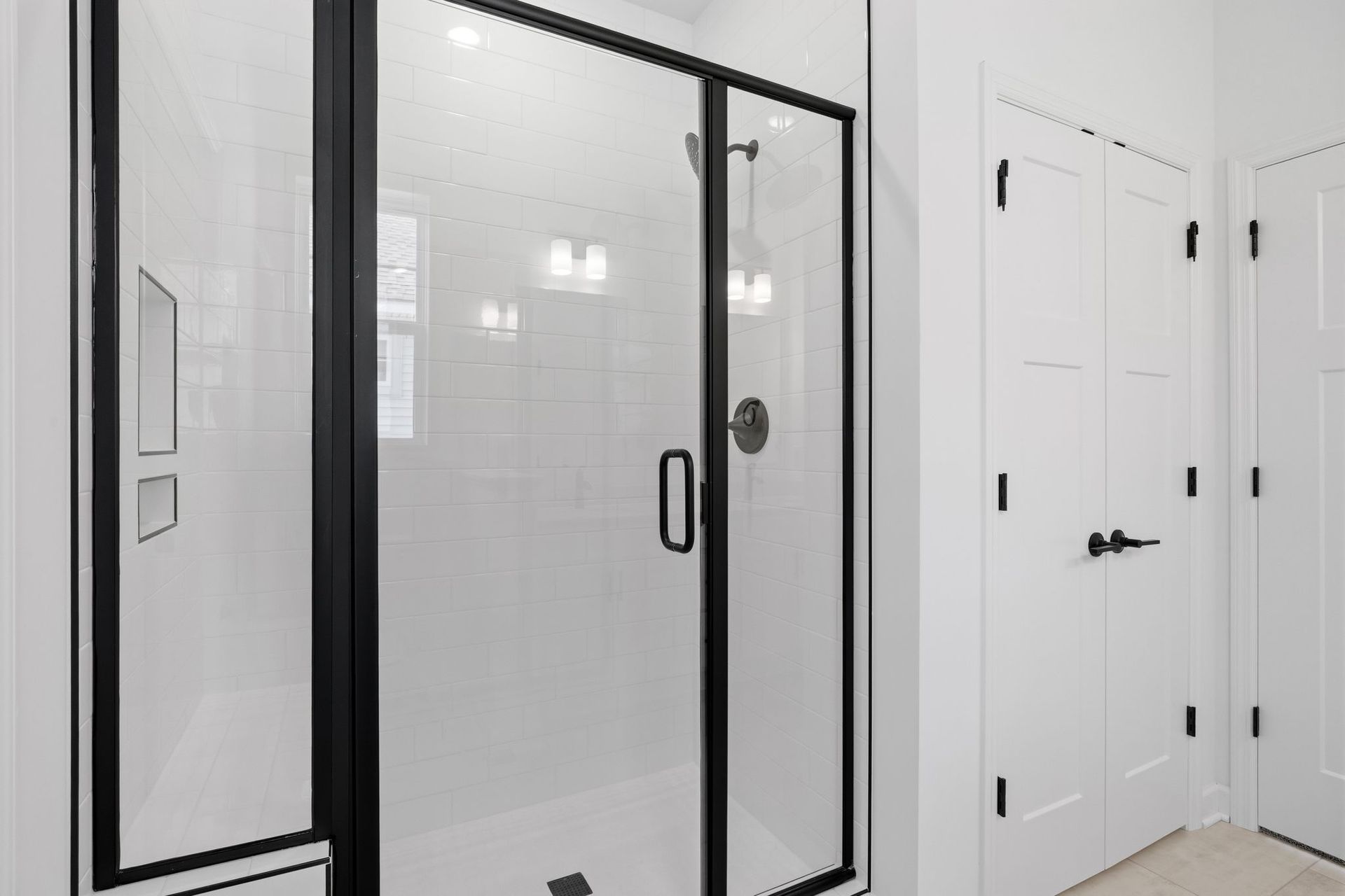 12 Tavera Corsica QMI H S7602 Owners Bathroom 2of2 F1