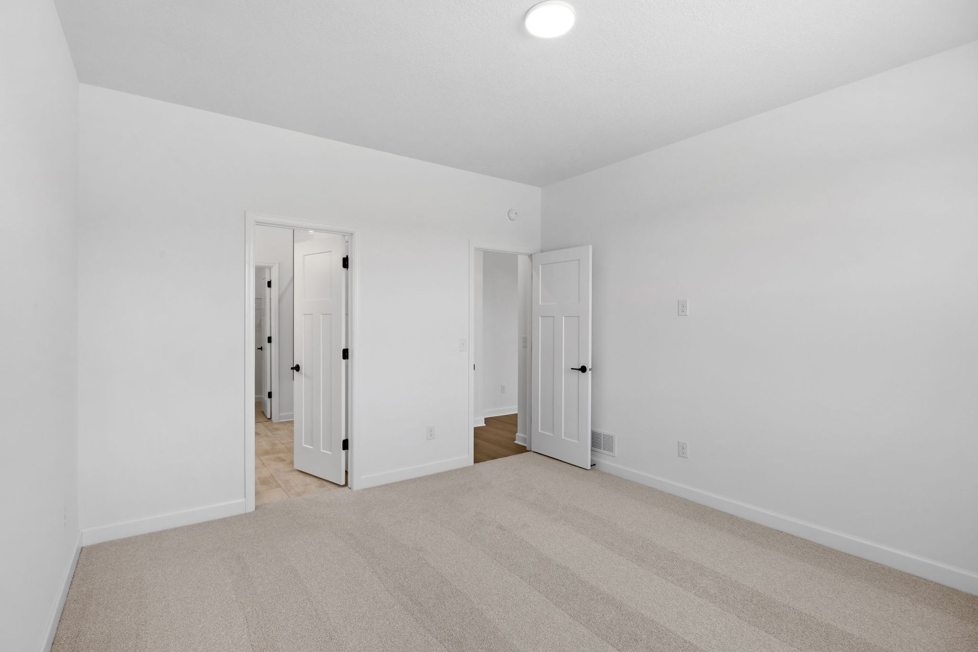 14 Tavera Corsica QMI H S7602 Owners Bedroom 2of2 F1