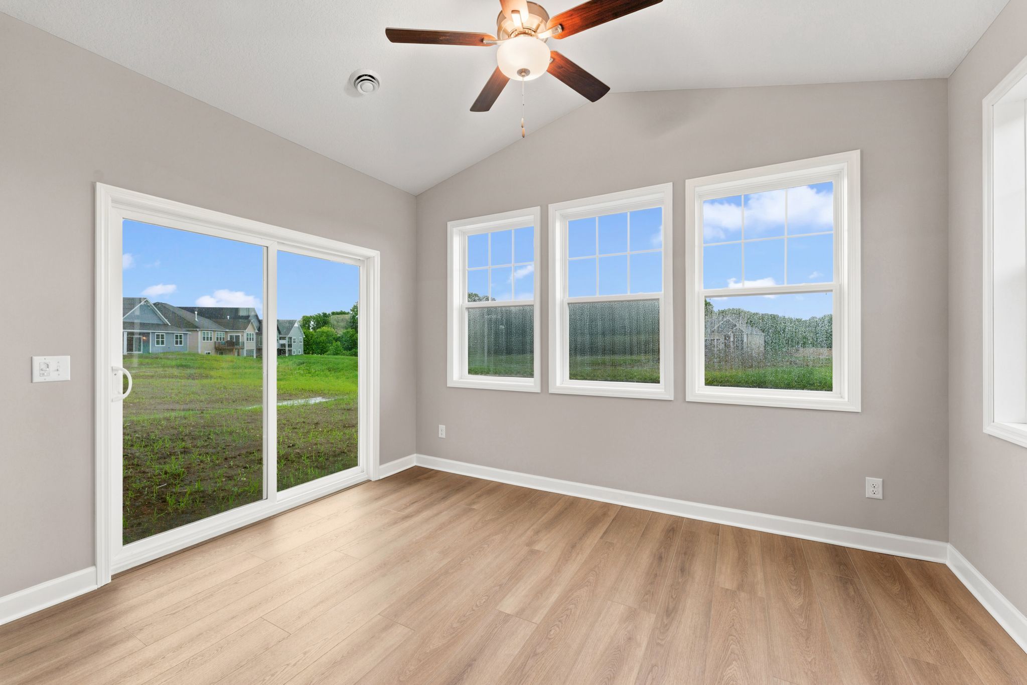 5 Tavera Salerno QMI H S7405 Four Season Porch 1of2 F1