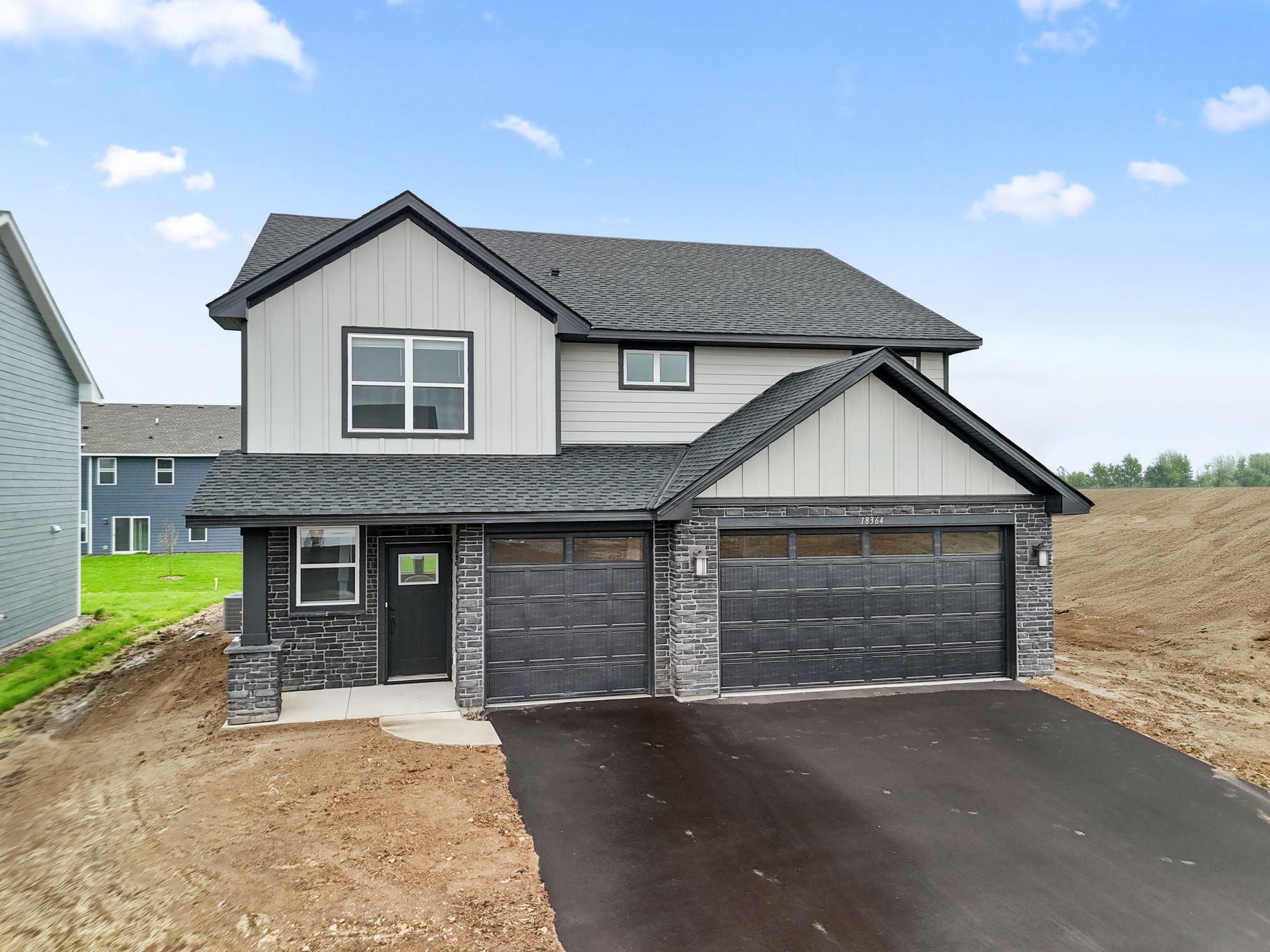 2 Voyageur Farms Davis QMI H S3505 Front Yard 2of2 F1