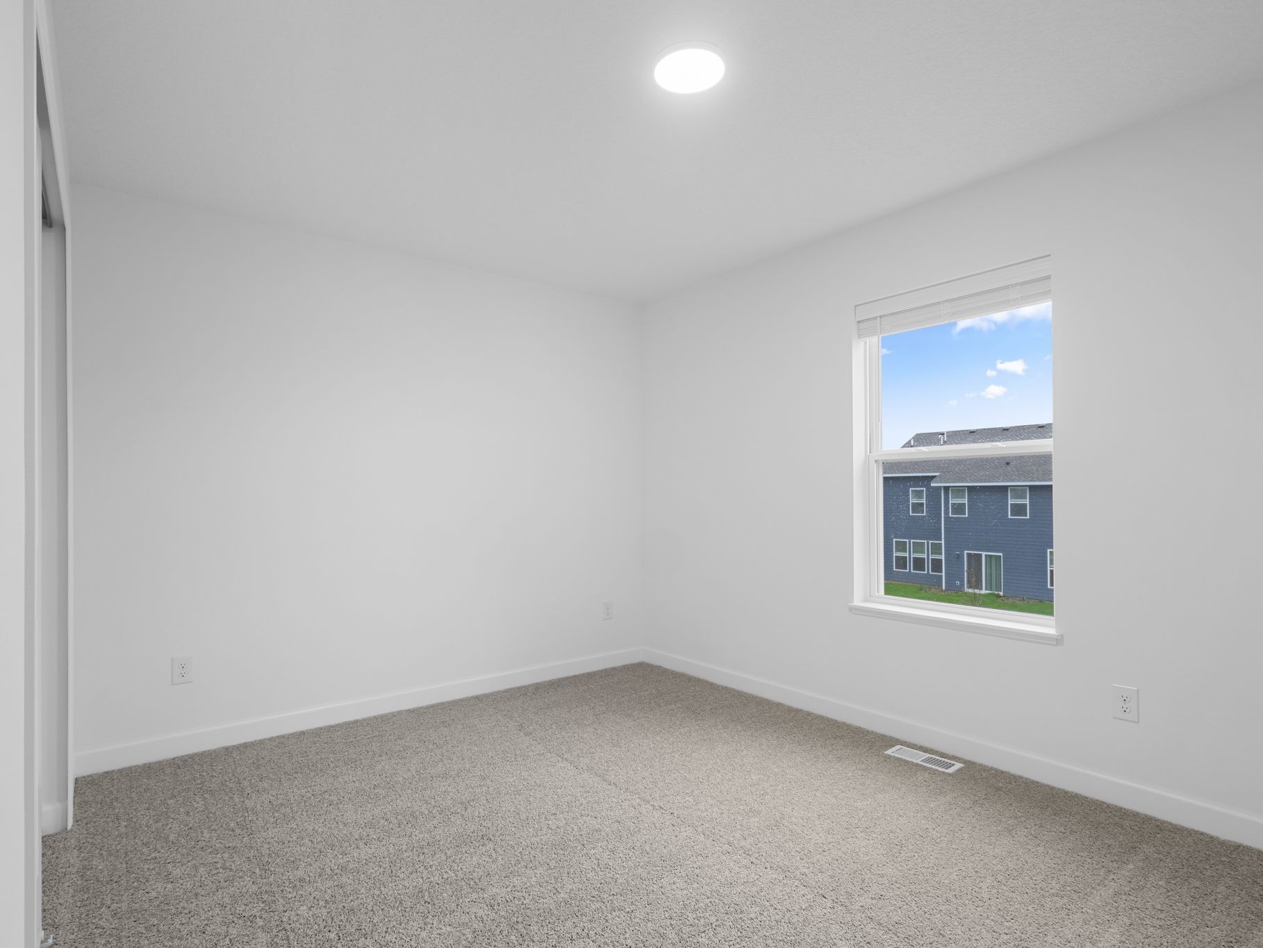 6 Voyageur Farms Davis QMI H S3505 Bedroom 2of4 F2