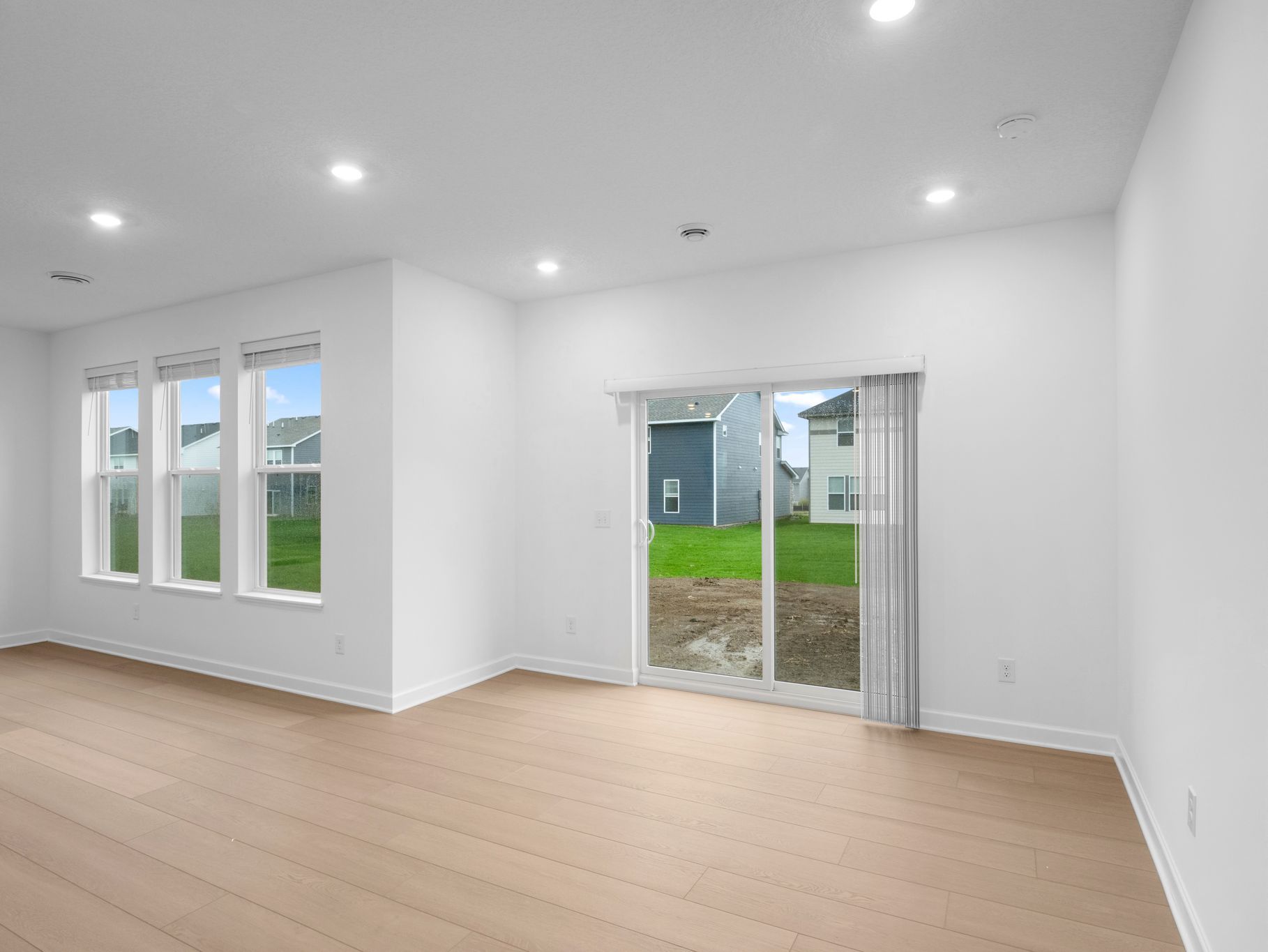 9 Voyageur Farms Davis QMI H S3505 Dining Room F1