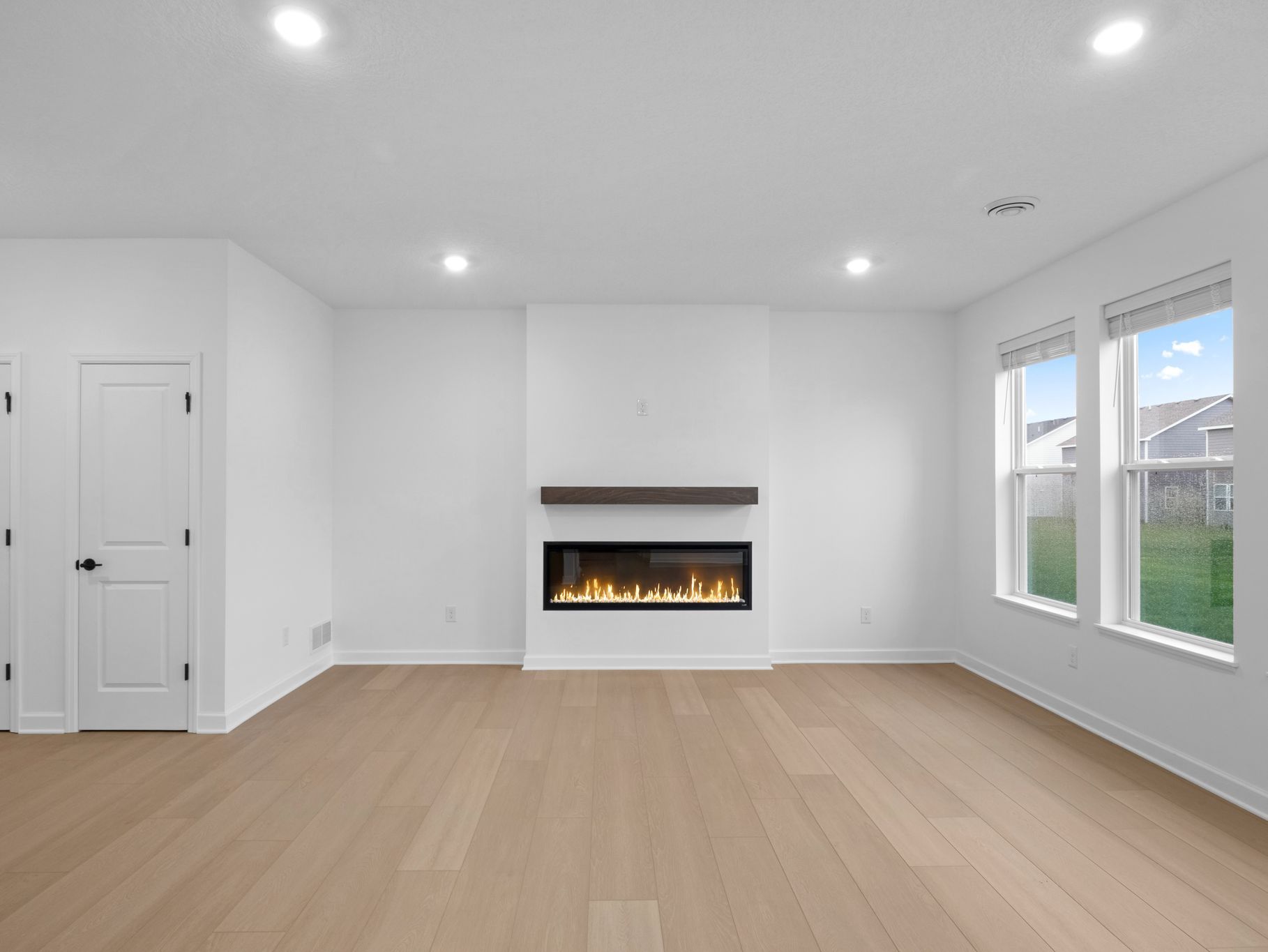 11 Voyageur Farms Davis QMI H S3505 Great Room F1