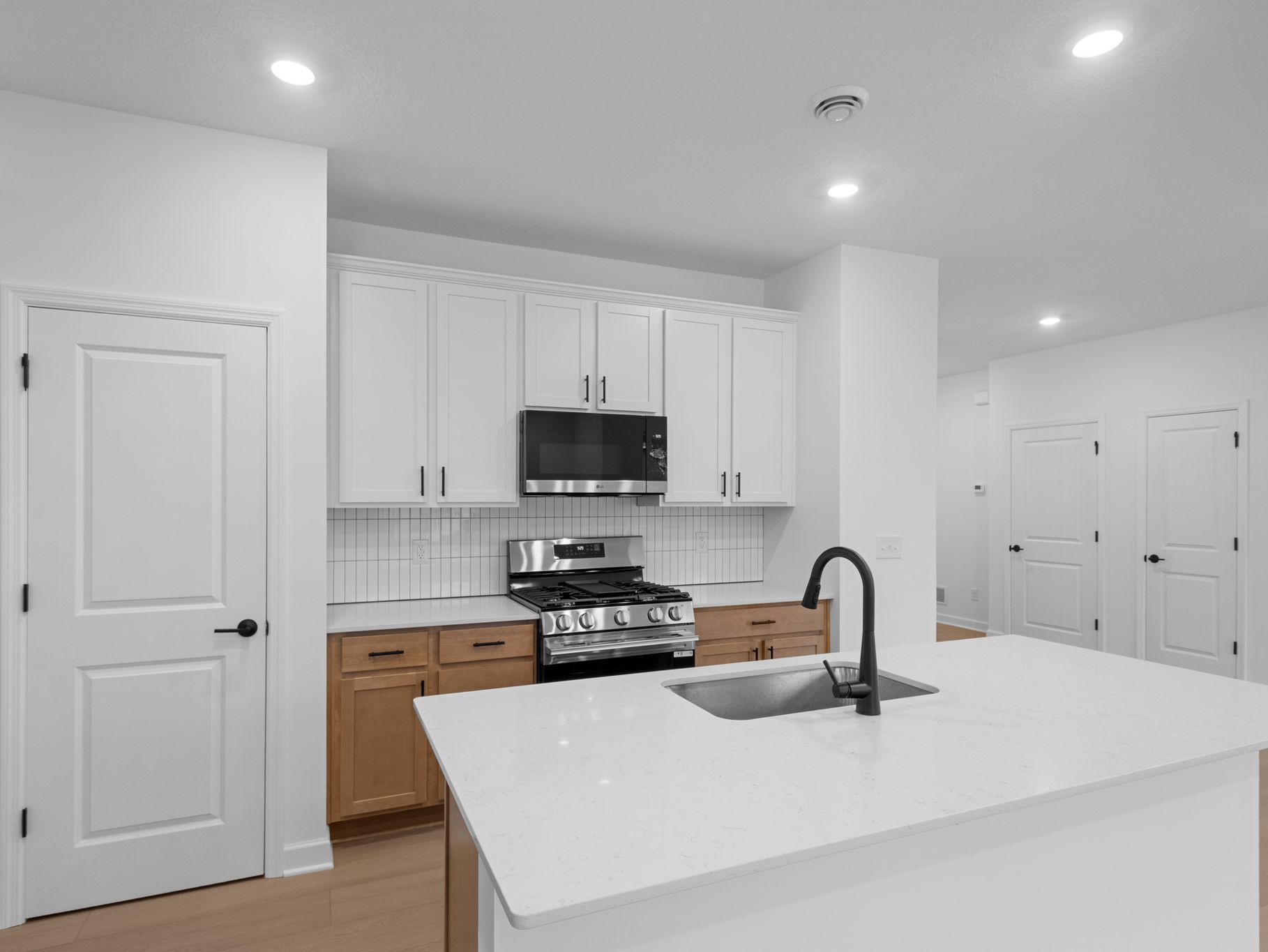 12 Voyageur Farms Davis QMI H S3505 Kitchen 1of2 F1
