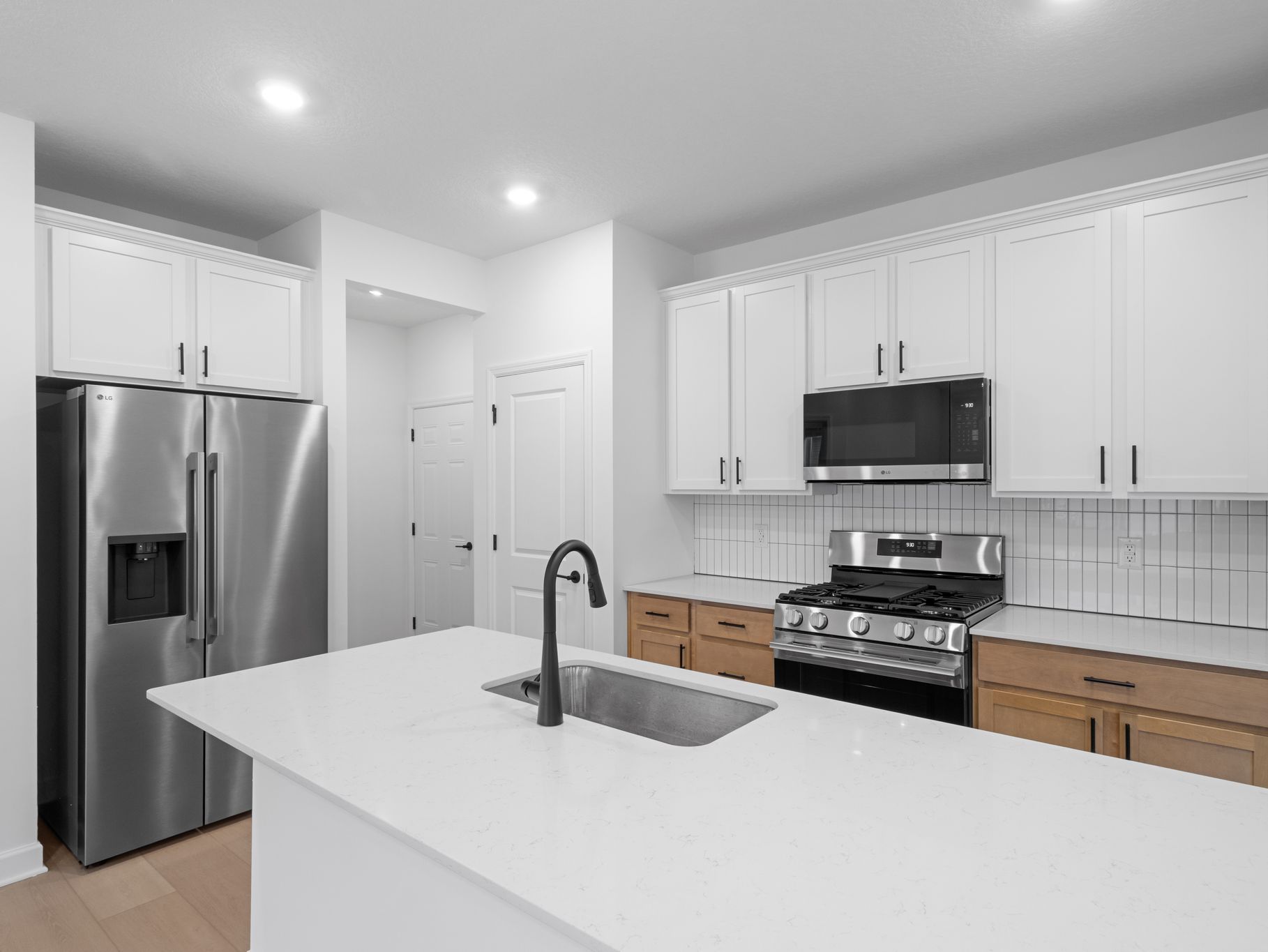 13 Voyageur Farms Davis QMI H S3505 Kitchen 2of2 F1
