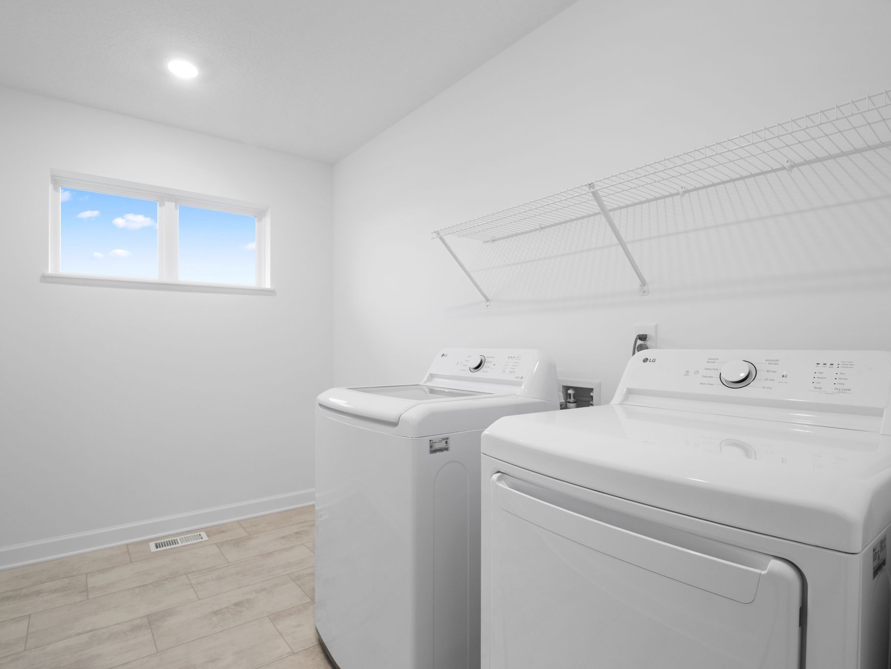 14 Voyageur Farms Davis QMI H S3505 Laundry Room F2