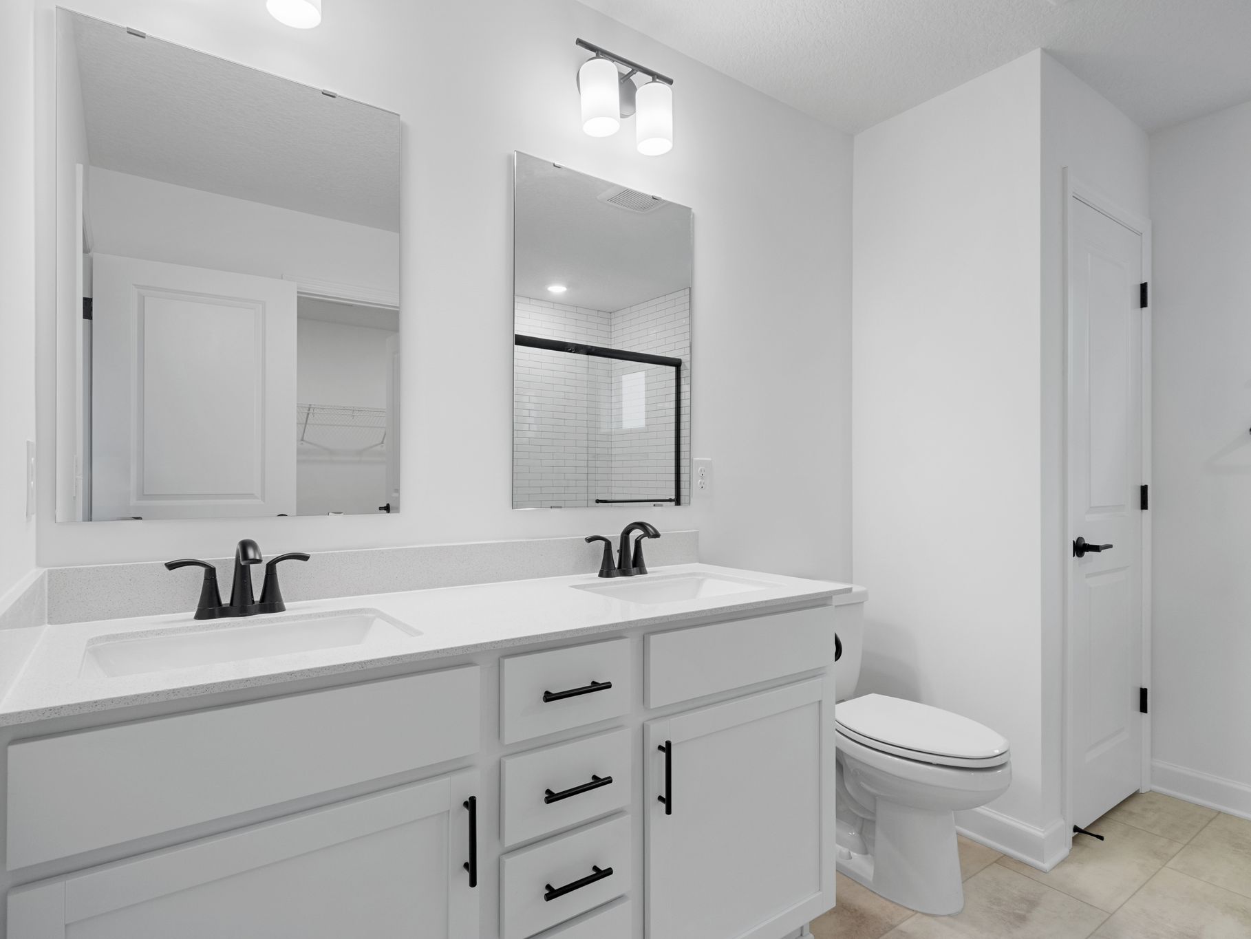 16 Voyageur Farms Davis QMI H S3505 Owners Bathroom F2
