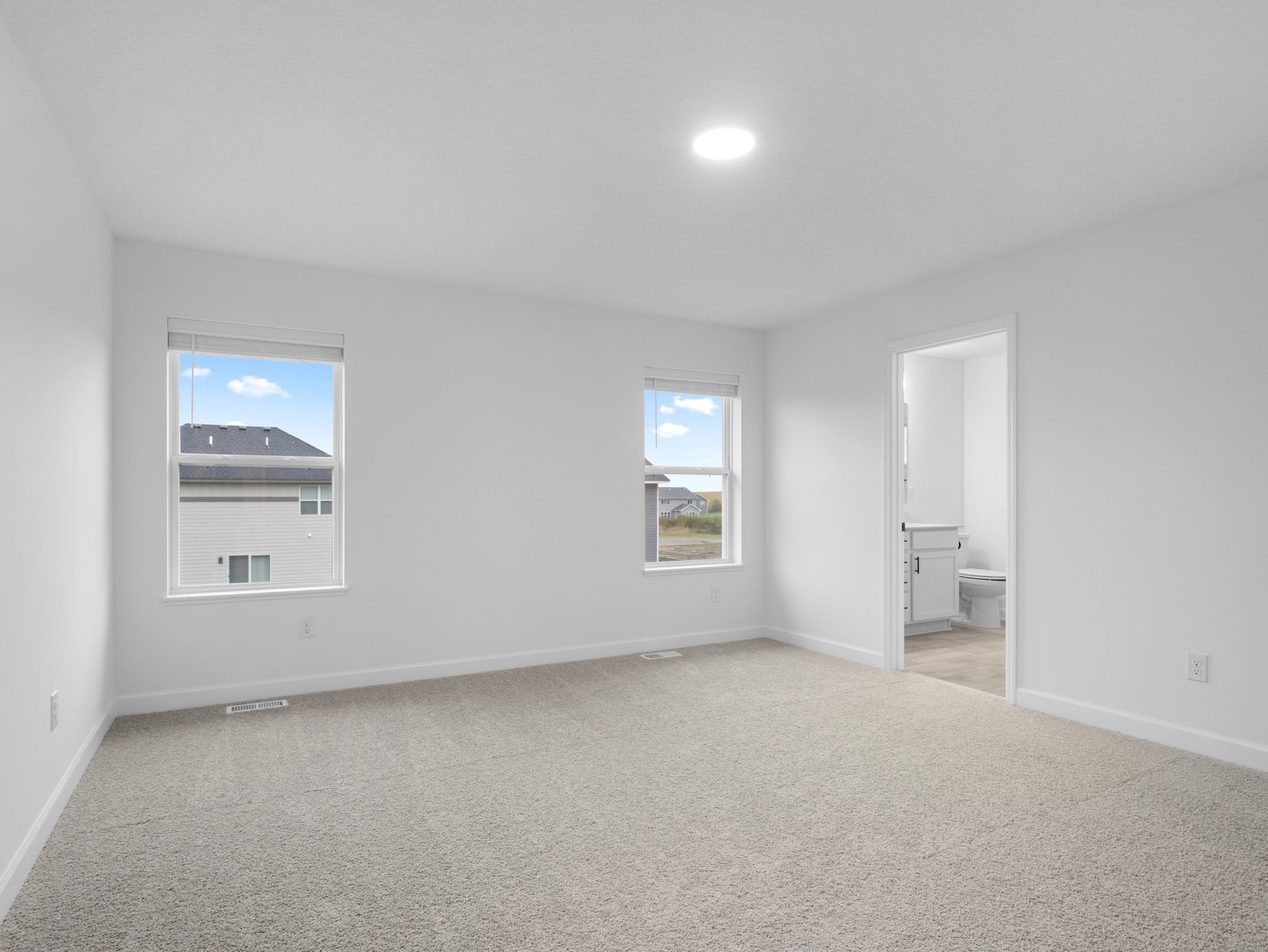 17 Voyageur Farms Davis QMI H S3505 Owners Bedroom 1of2 F2