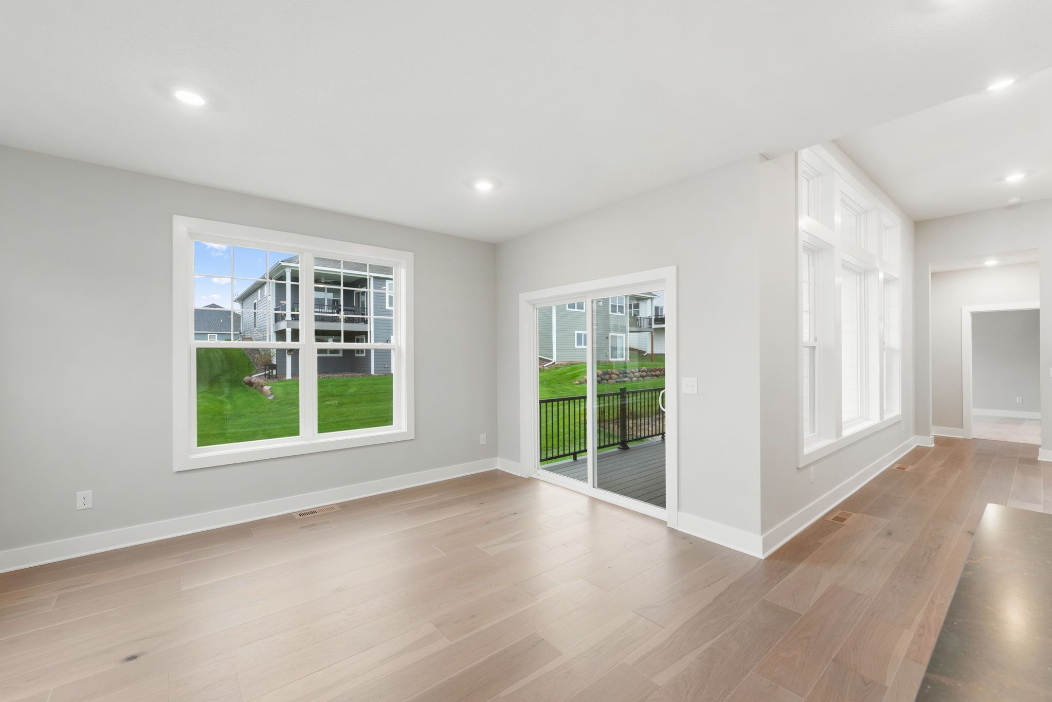 10 Cedar Hills Montreux QMI H S5209 Dining Room 2of4 F1