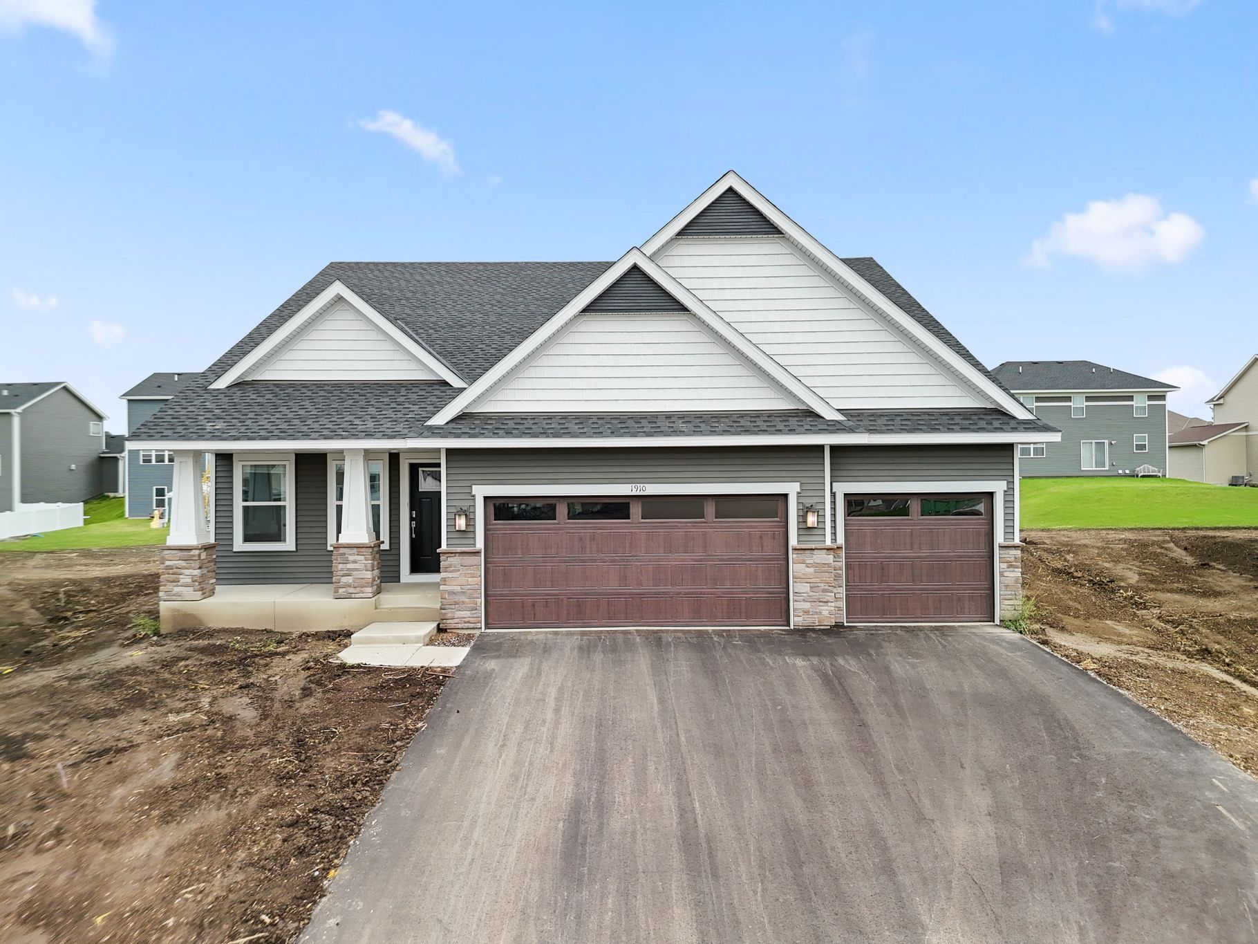 2 Timber Creek Donovan QMI H S4407 Front Yard 1of2 F1