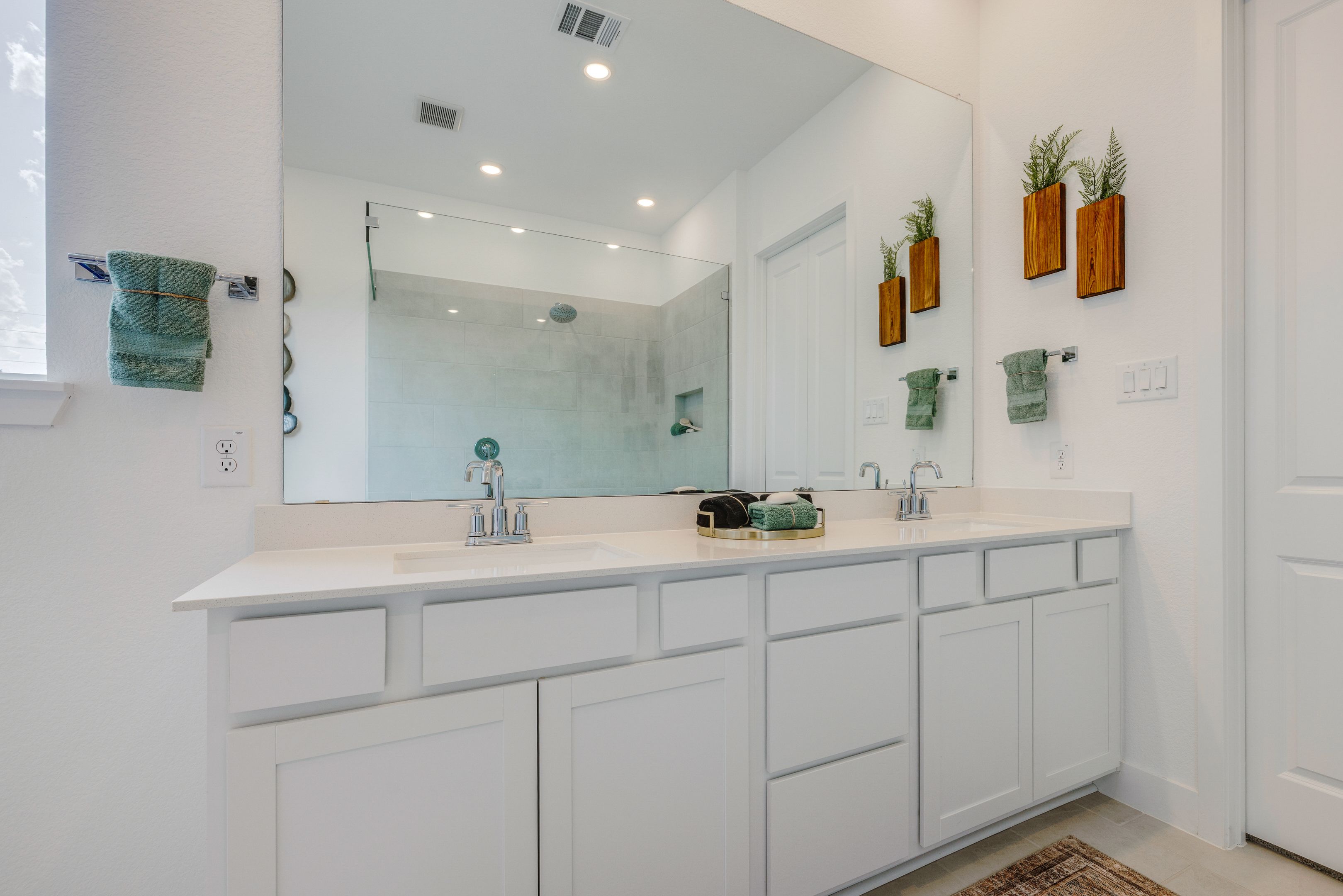Woodbridge Larwood Owners Bath 2of4 F1