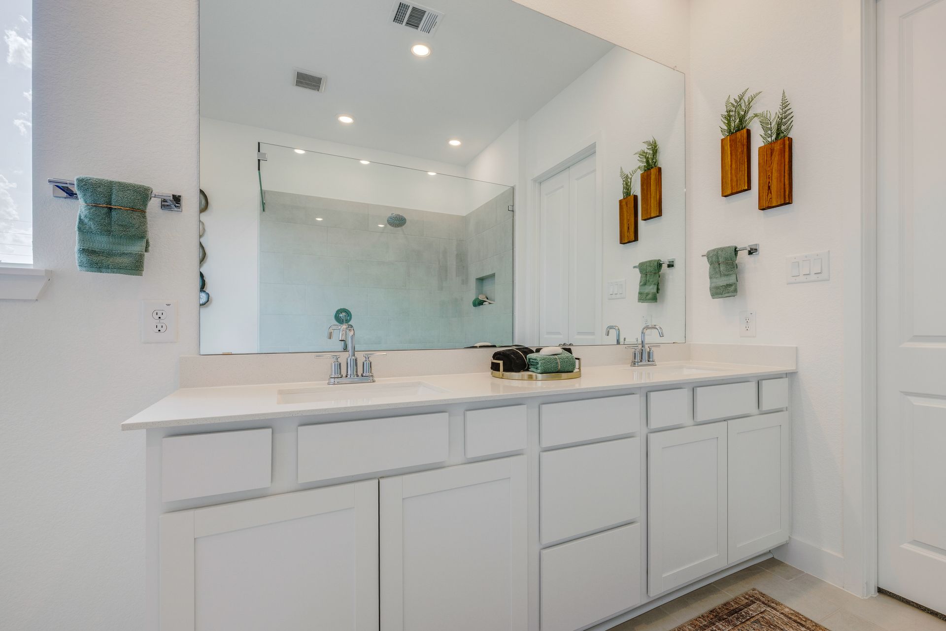 Woodbridge Larwood Owners Bath 2of4 F1