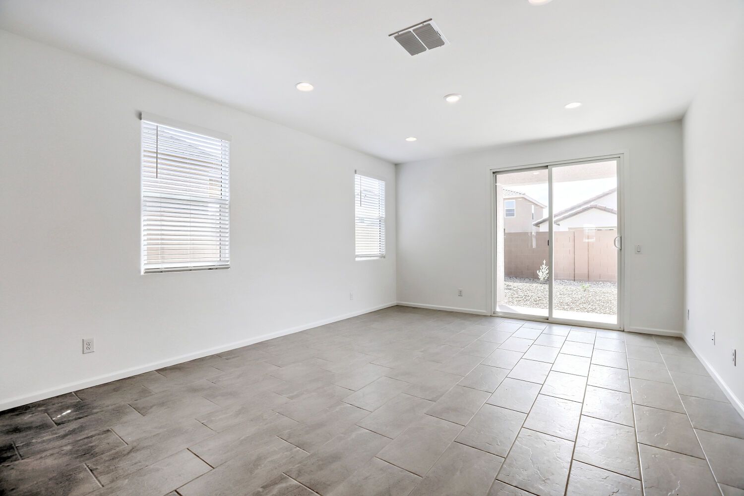 23197 W Corona Ave   Web Quality   005   05 Family Room