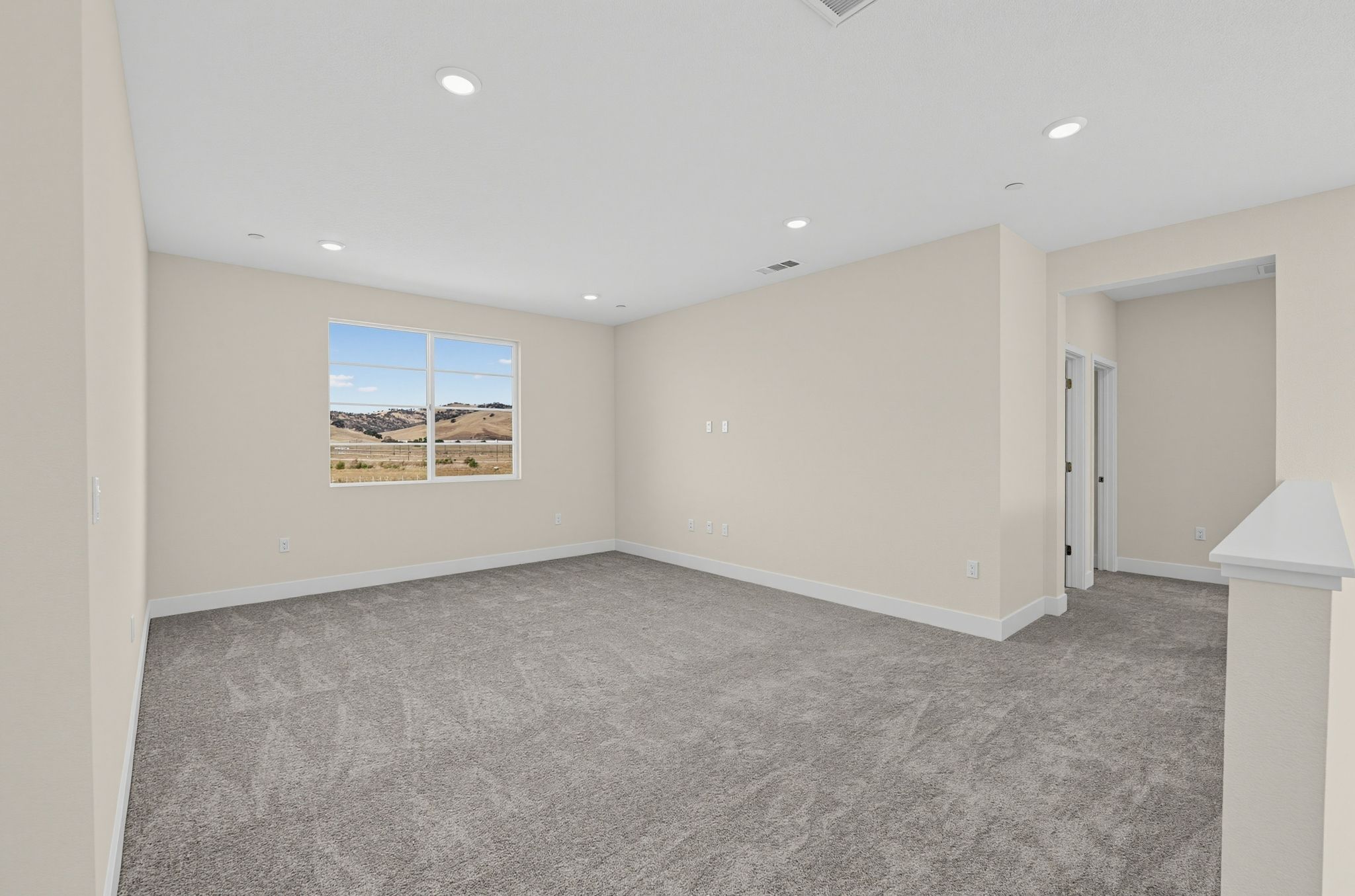 05 562 Royal National Road Living room 8339