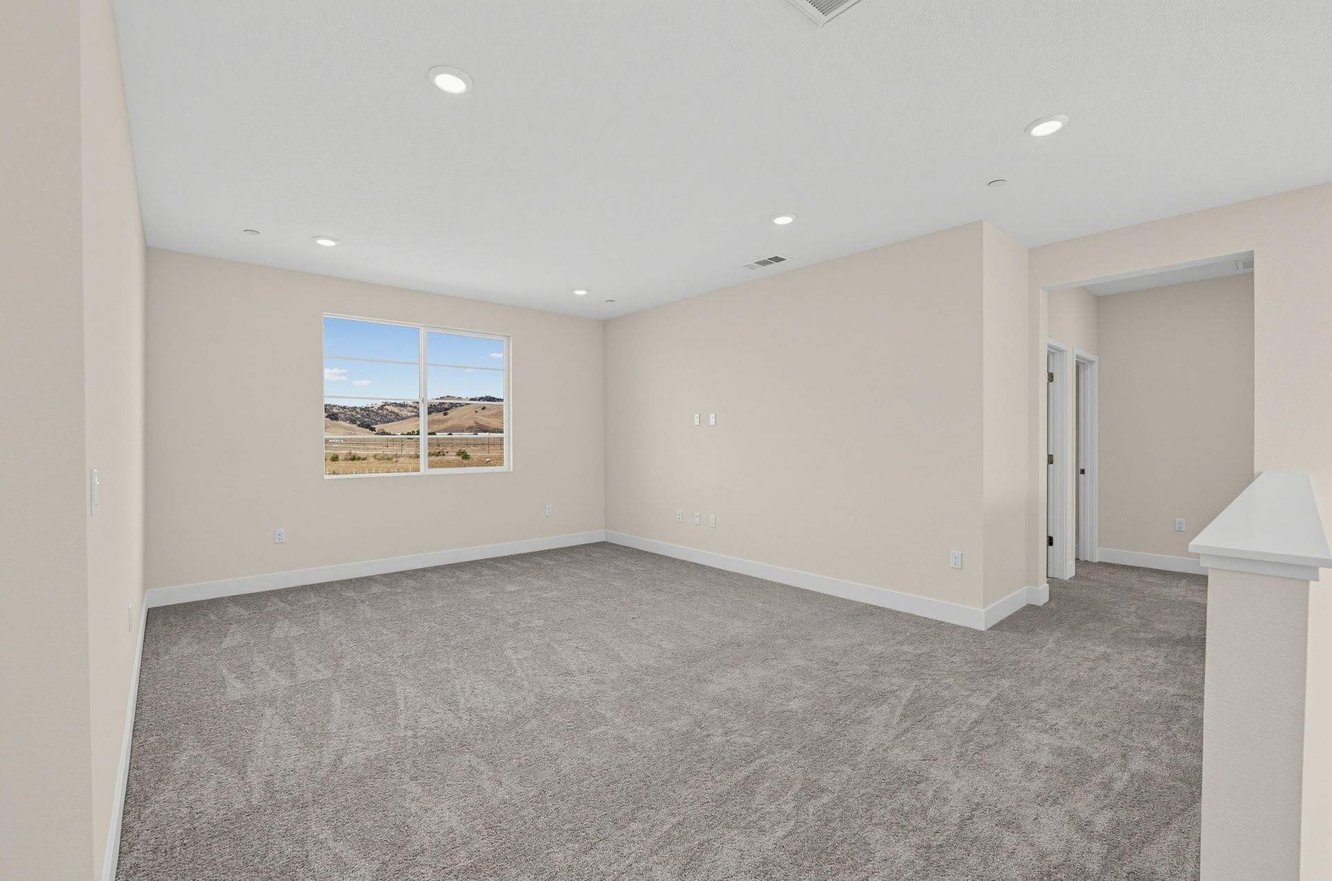 05 562 Royal National Road Living room 8339