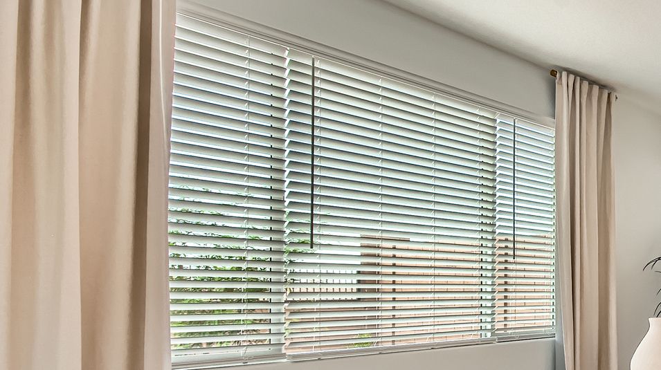 Pic EI Faux Wood Blinds