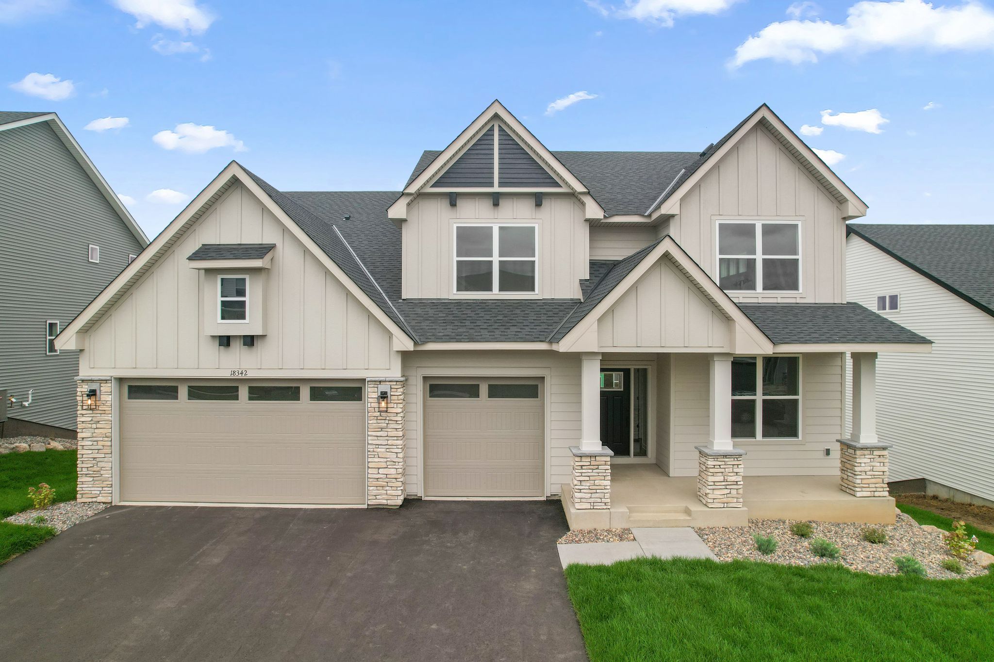 2 Caslano+1 Itasca QMI H S2312 Front Yard 1of3 F1