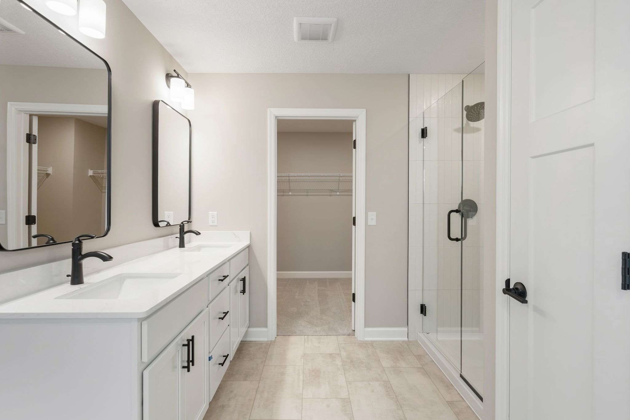 12 Caslano+1 Itasca QMI H S2312 Owners Bathroom 1of2 F2