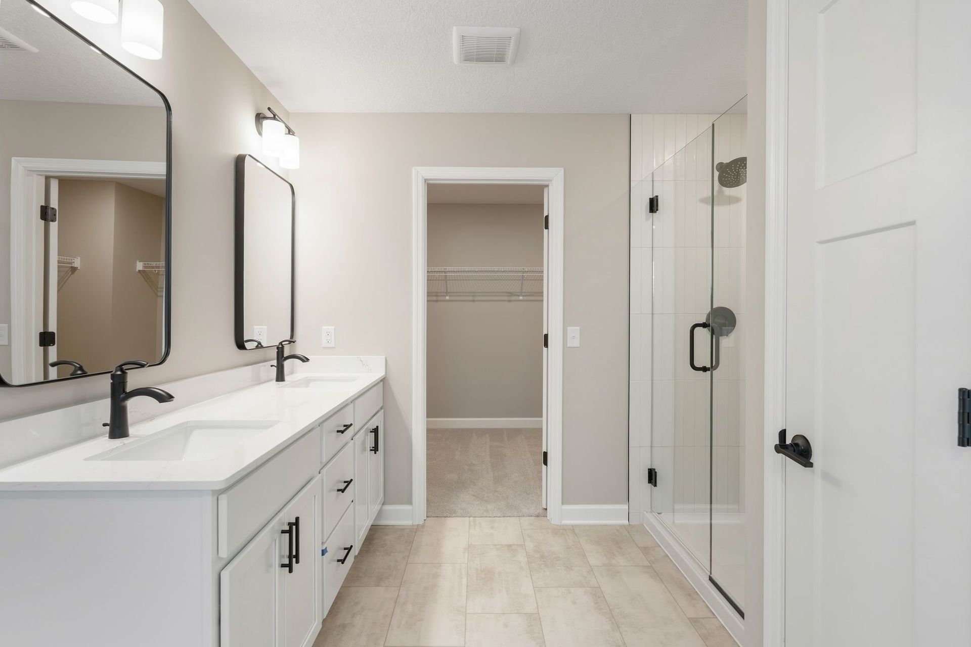 12 Caslano+1 Itasca QMI H S2312 Owners Bathroom 1of2 F2
