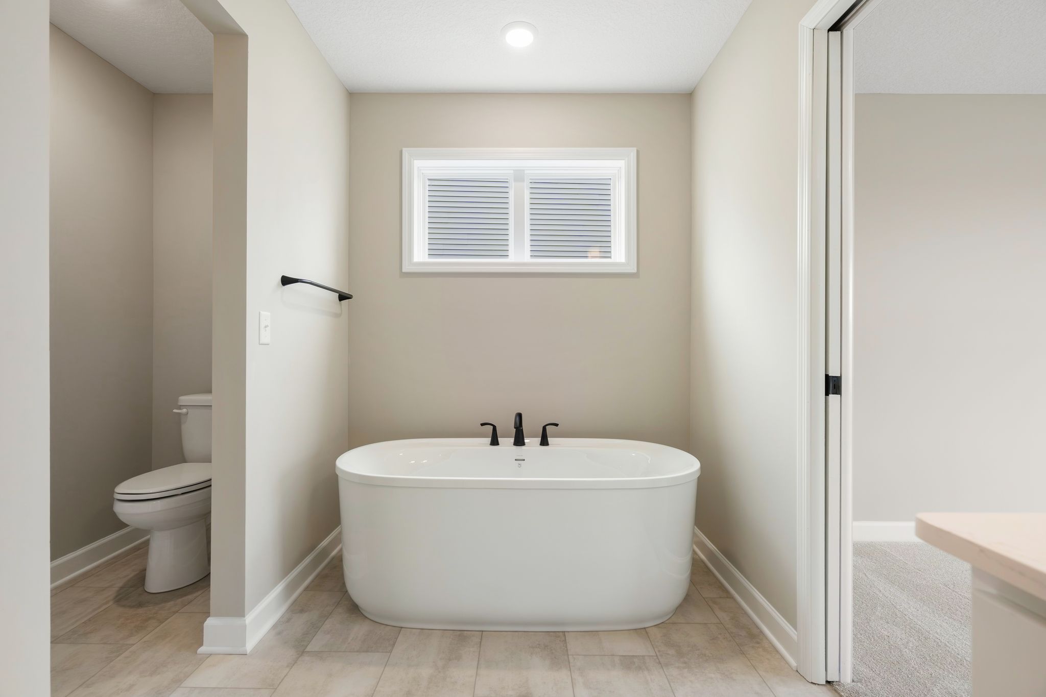 13 Caslano+1 Itasca QMI H S2312 Owners Bathroom 2of2 F2