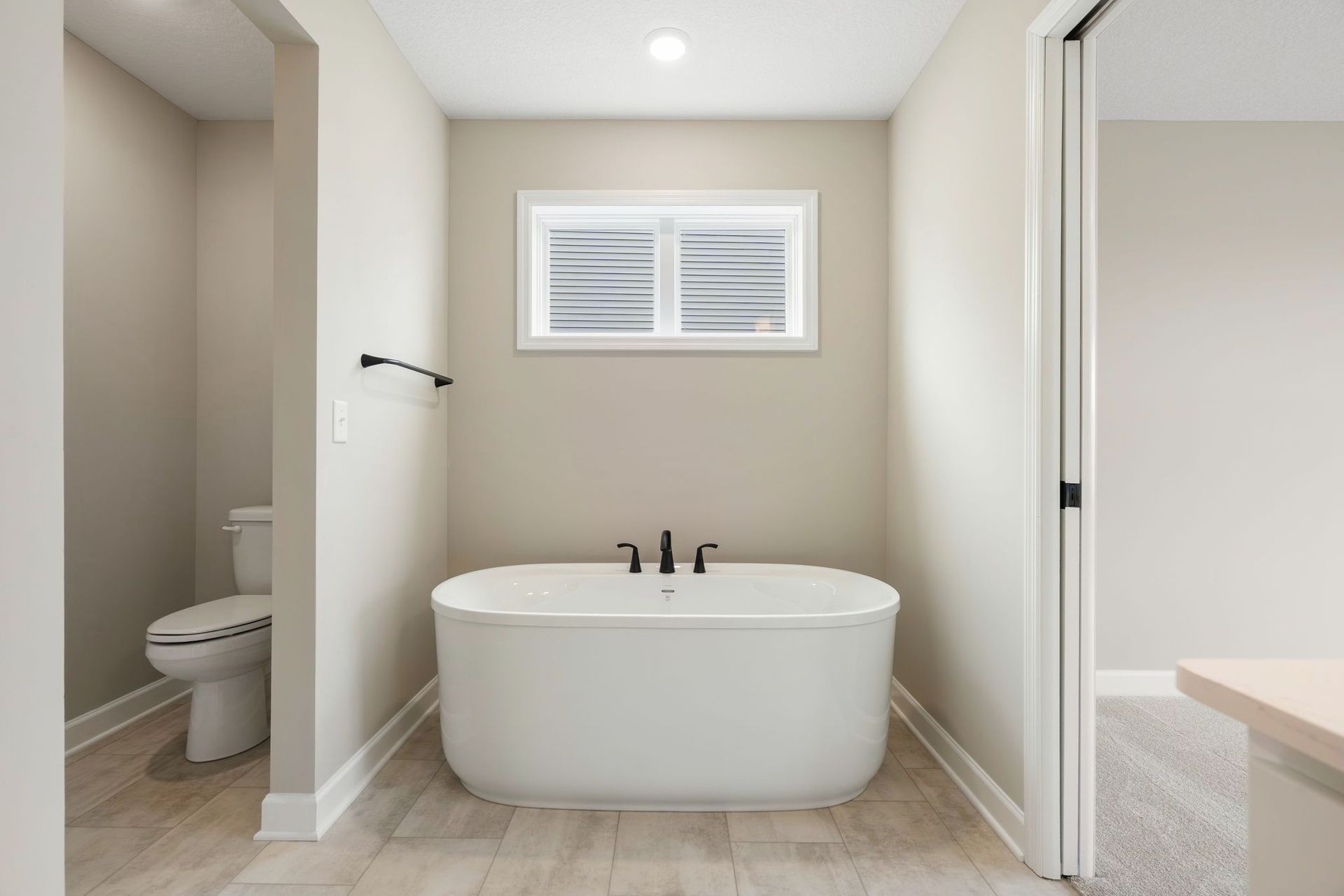 13 Caslano+1 Itasca QMI H S2312 Owners Bathroom 2of2 F2