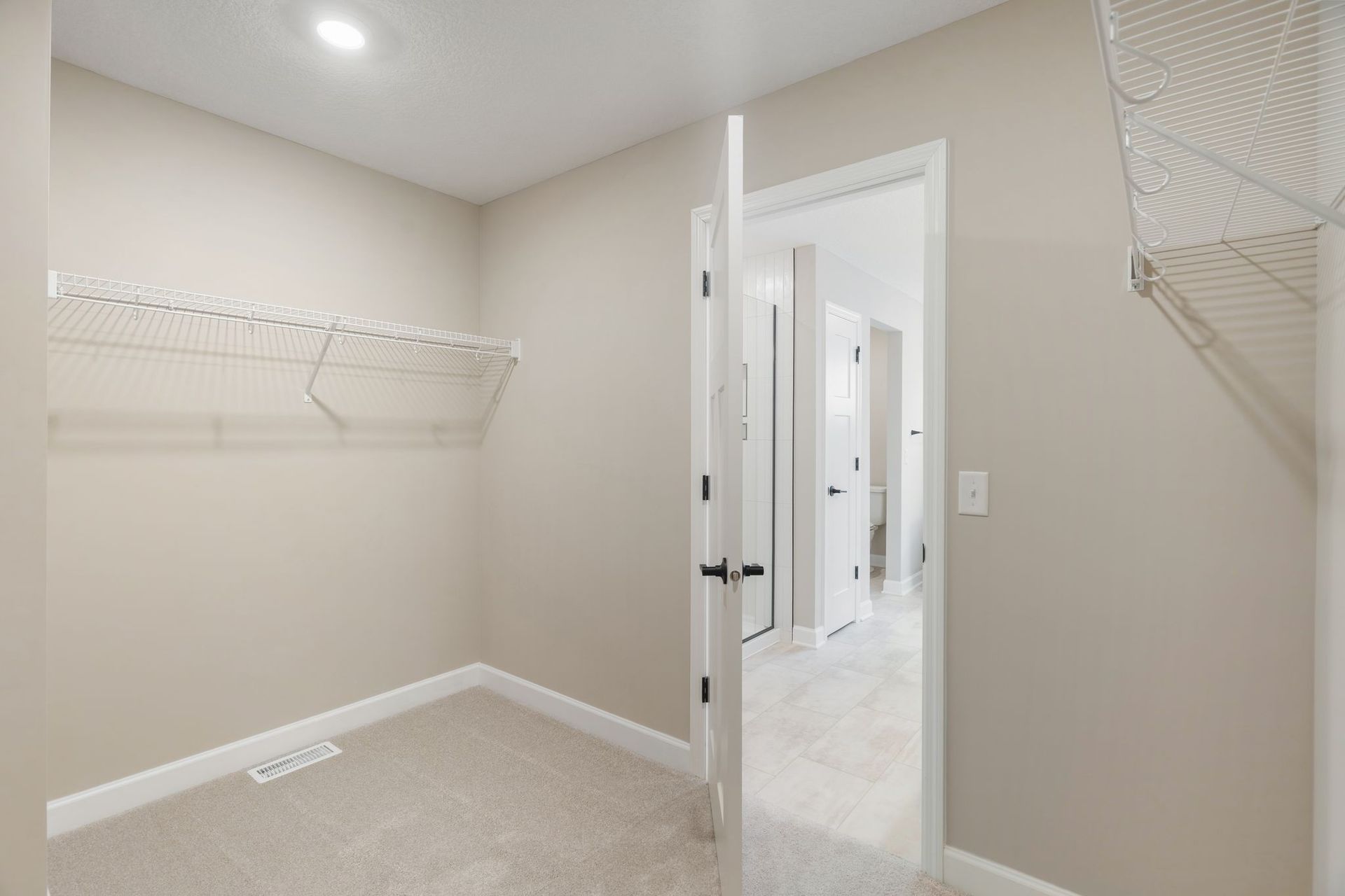 15 Caslano+1 Itasca QMI H S2312 Owners Closet F2