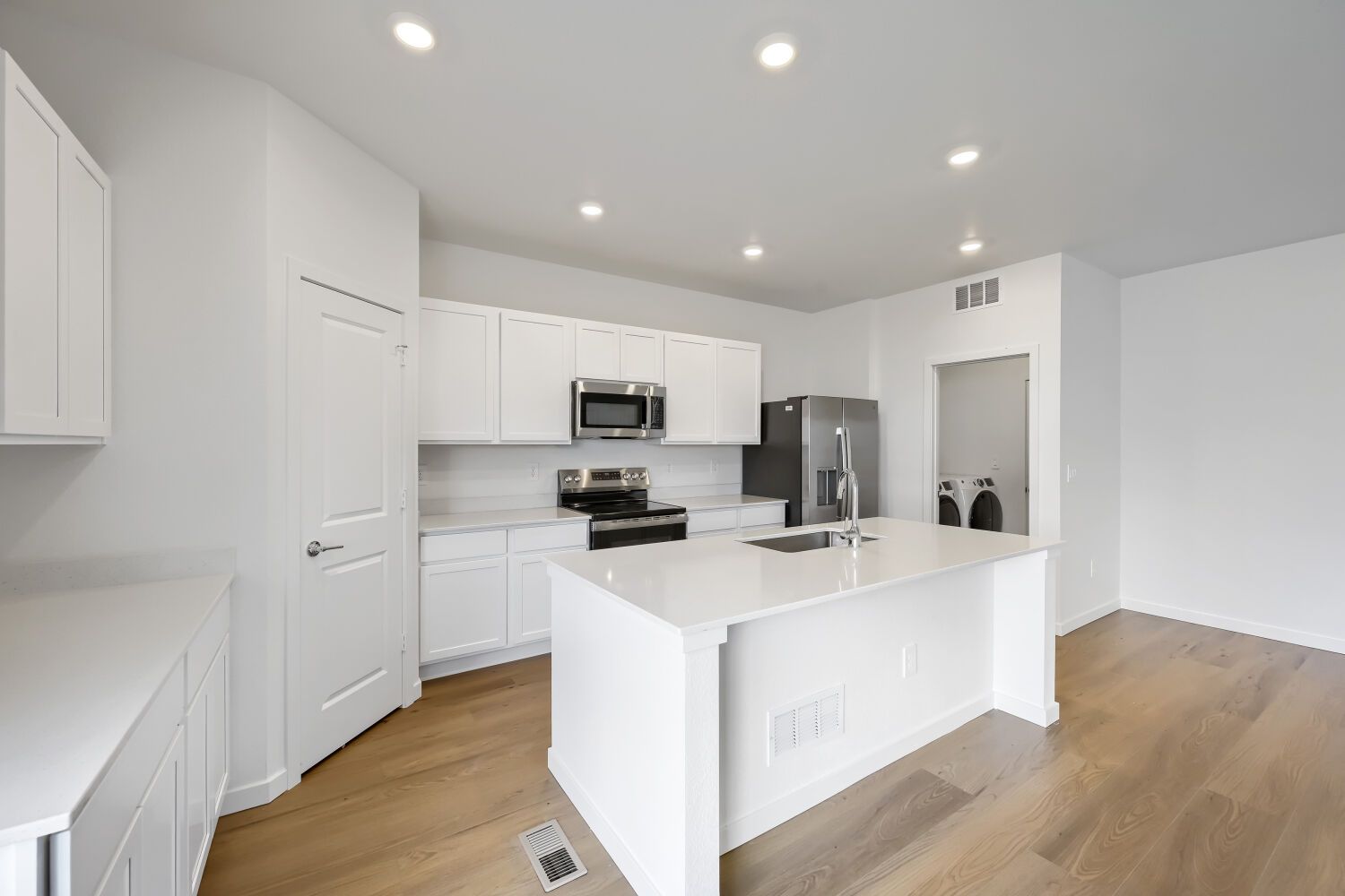 390 Blossom St   Web Quality   004   04 Kitchen
