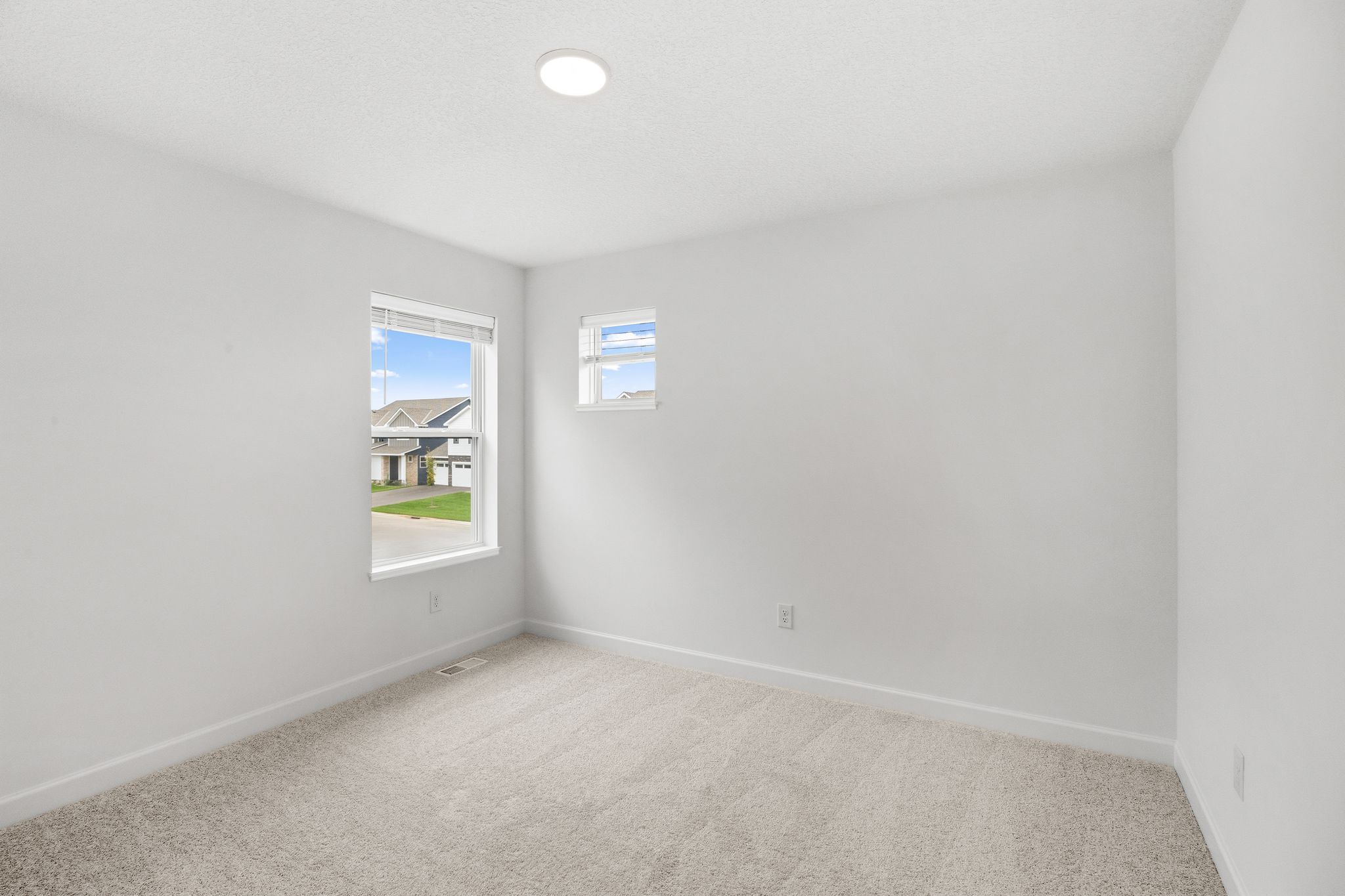 4 Voyageur Farms Markham QMI H S3606 Bedroom 2of4 F2