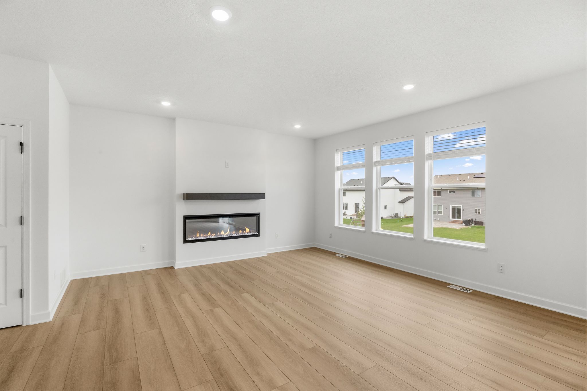 8 Voyageur Farms Markham QMI H S3606 Great Room F1