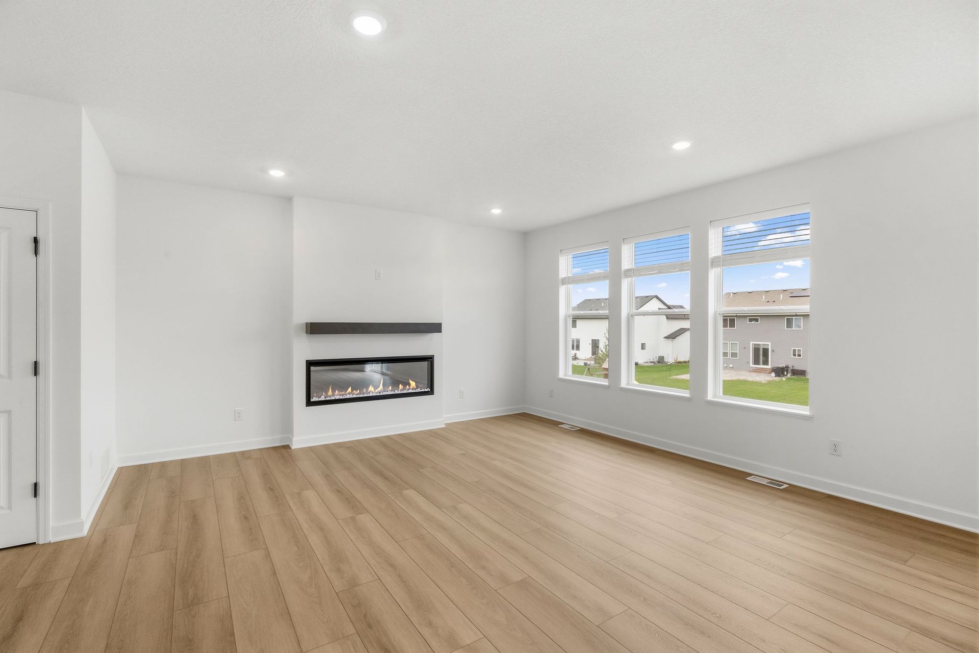 8 Voyageur Farms Markham QMI H S3606 Great Room F1