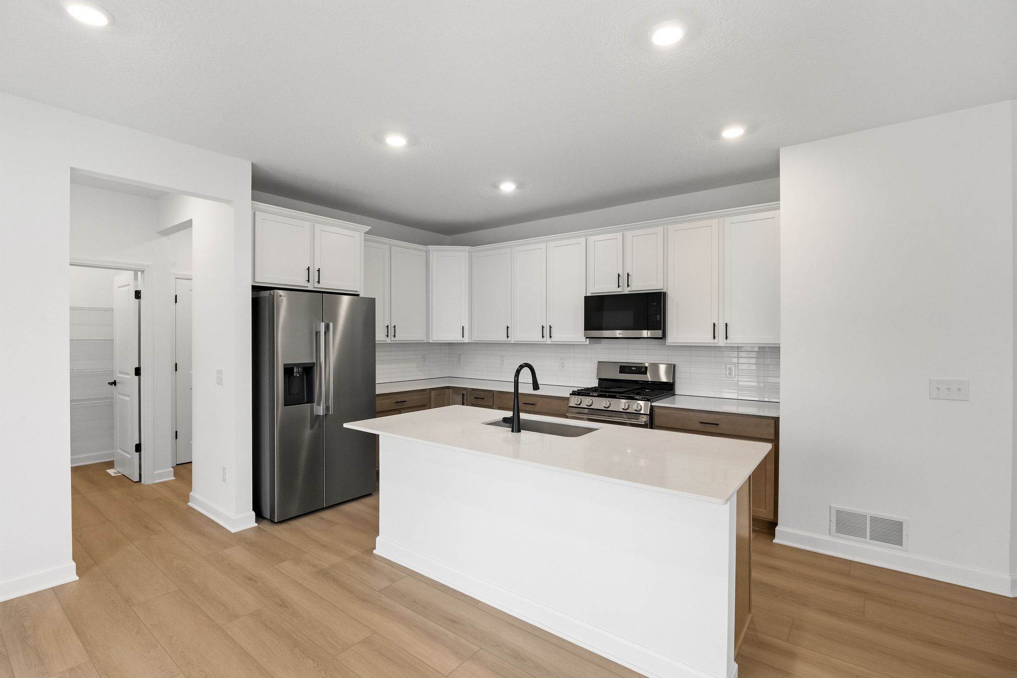 9 Voyageur Farms Markham QMI H S3606 Kitchen F1