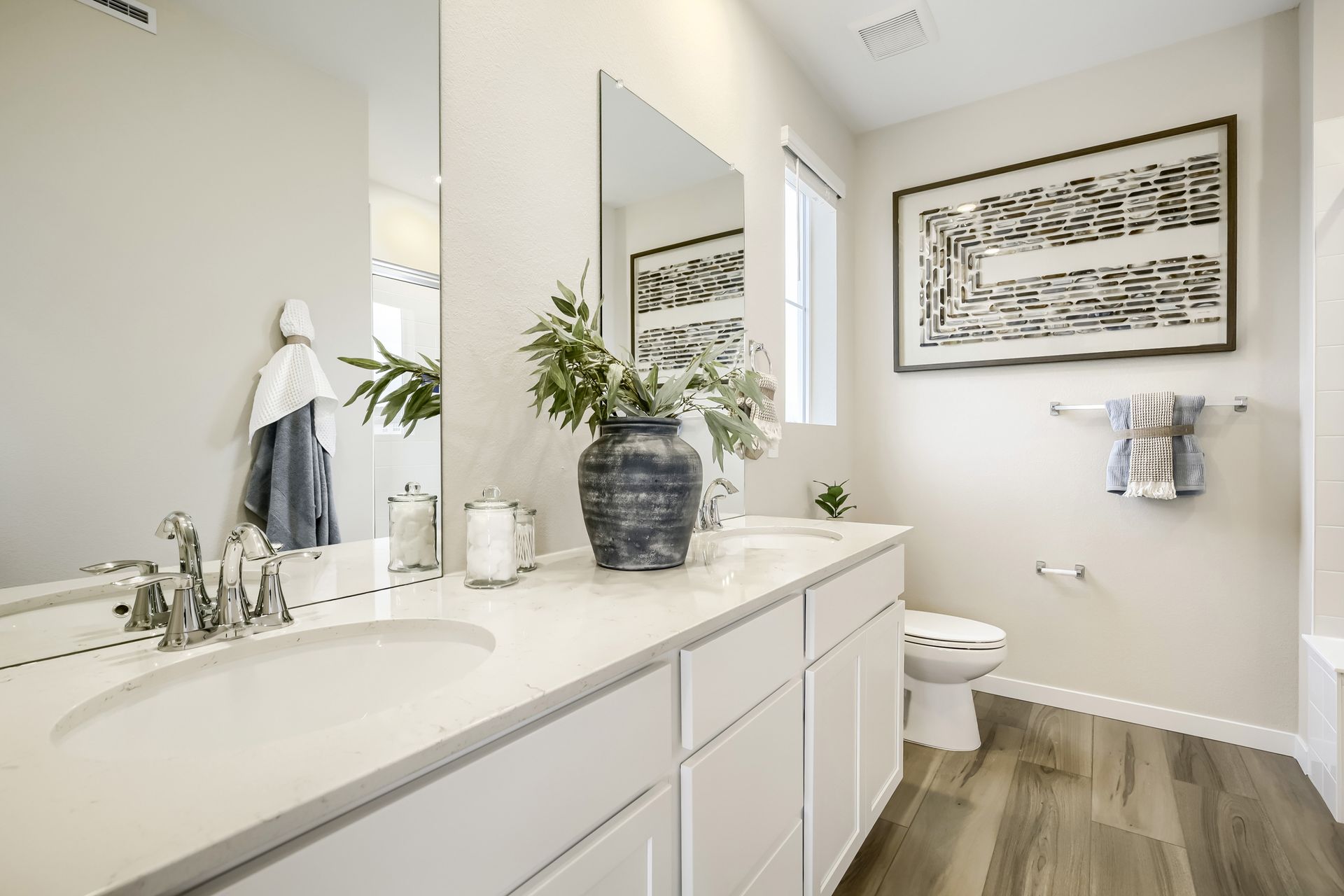 3095 Gladstone Ave Owner's Suite Bathroom