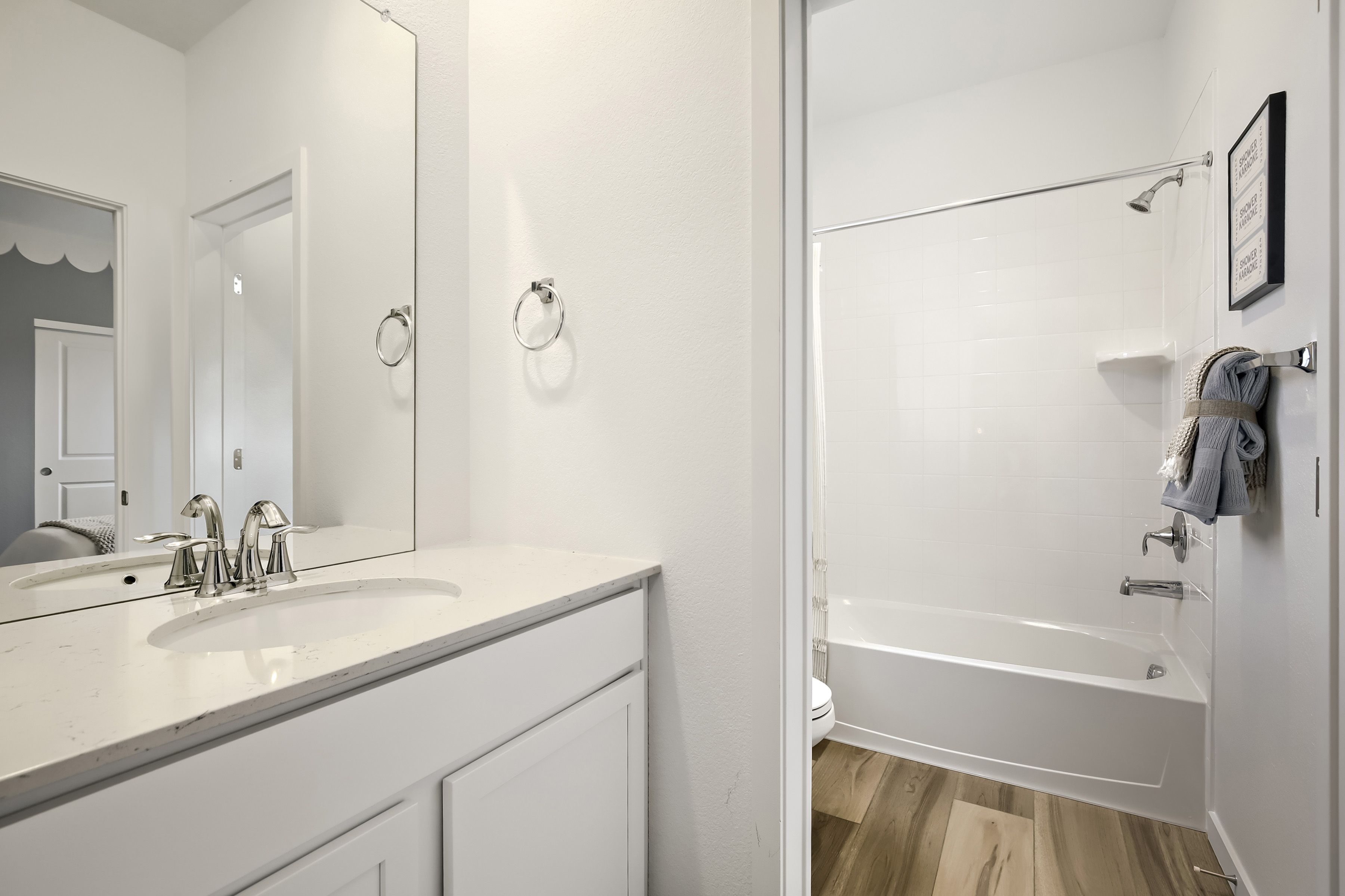 3095 Gladstone Ave Secondary Bathroom