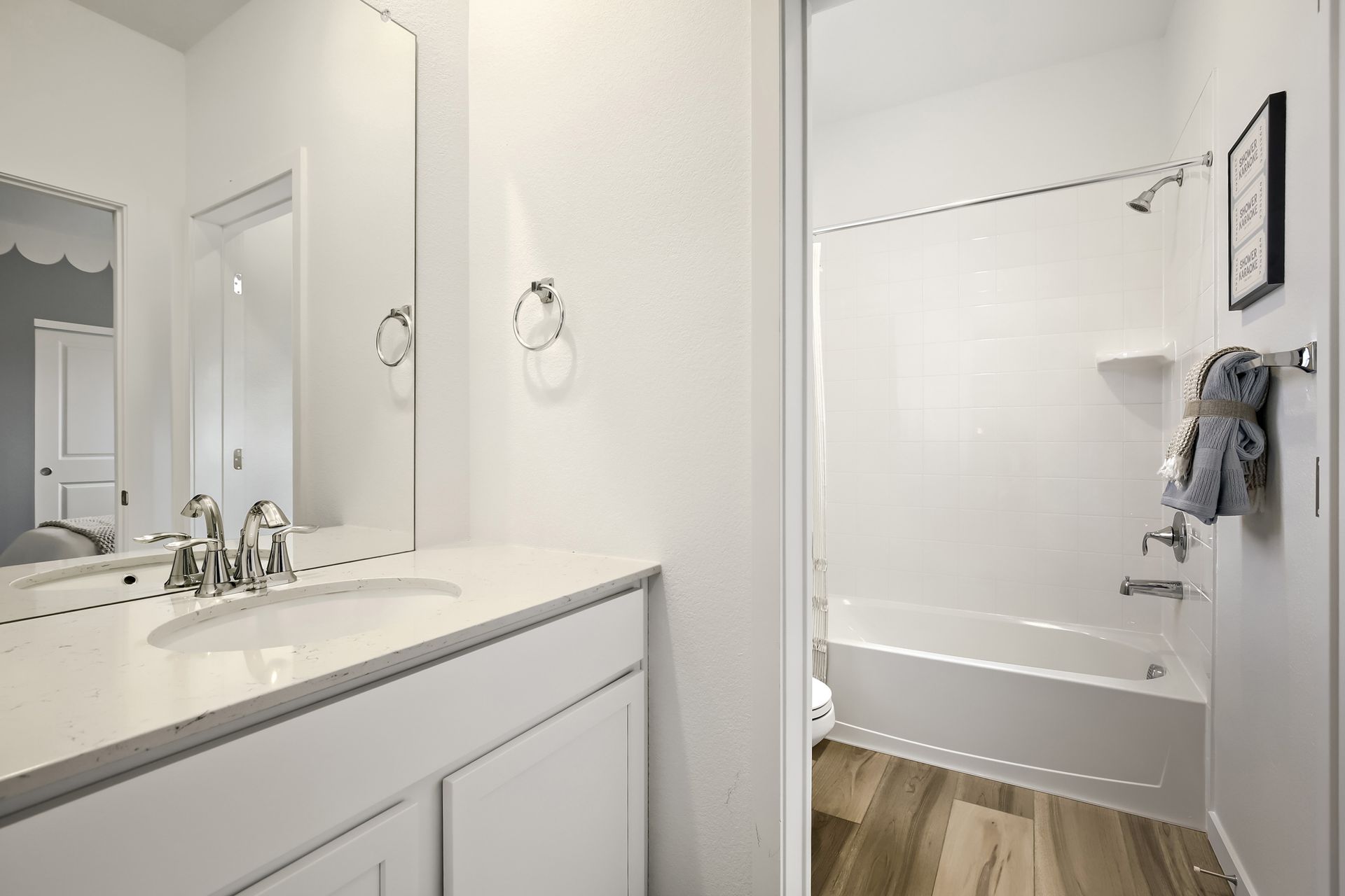 3095 Gladstone Ave Secondary Bathroom
