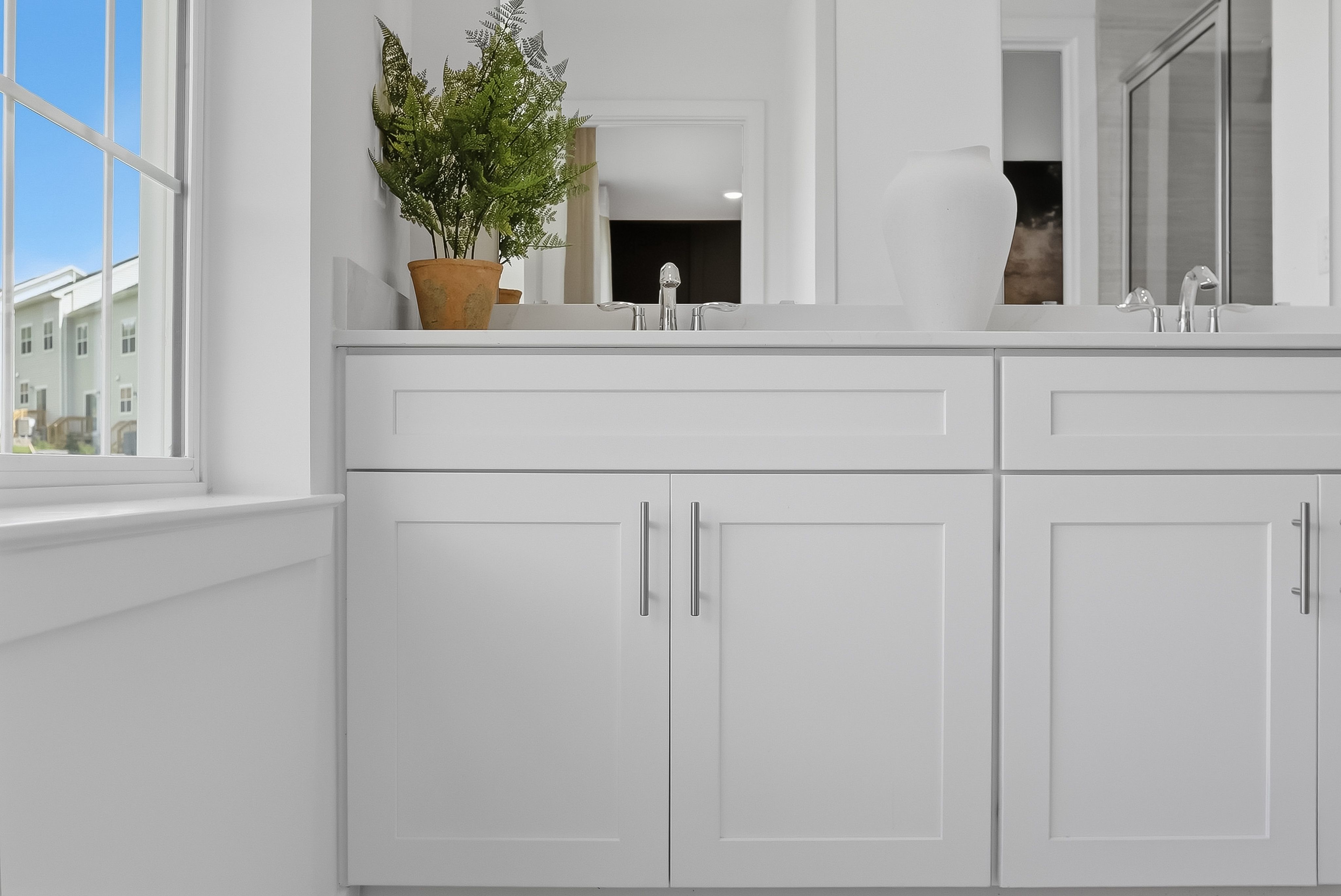 Pershing West Terrace Tuxedo Reserve EI Vanity