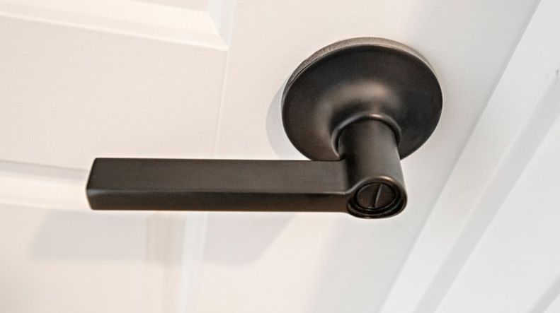 Door handle EI feature