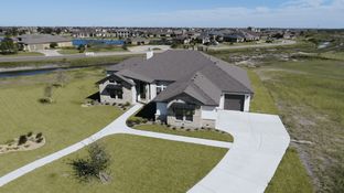 The Coves At Lago Vista por Live Oak Custom Homes en Austin Texas
