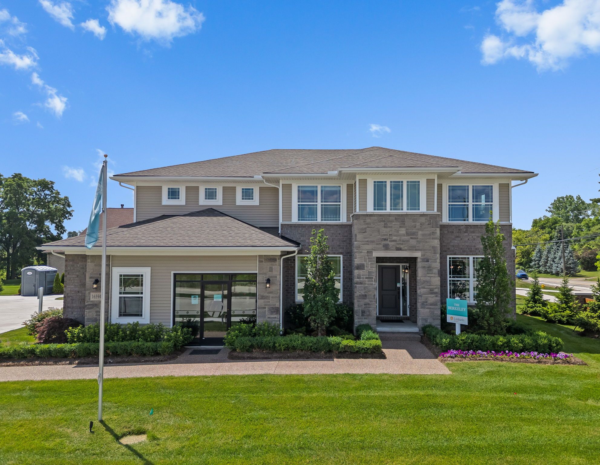 casa en Wolverine Country Club Estates por Lombardo Homes Michigan