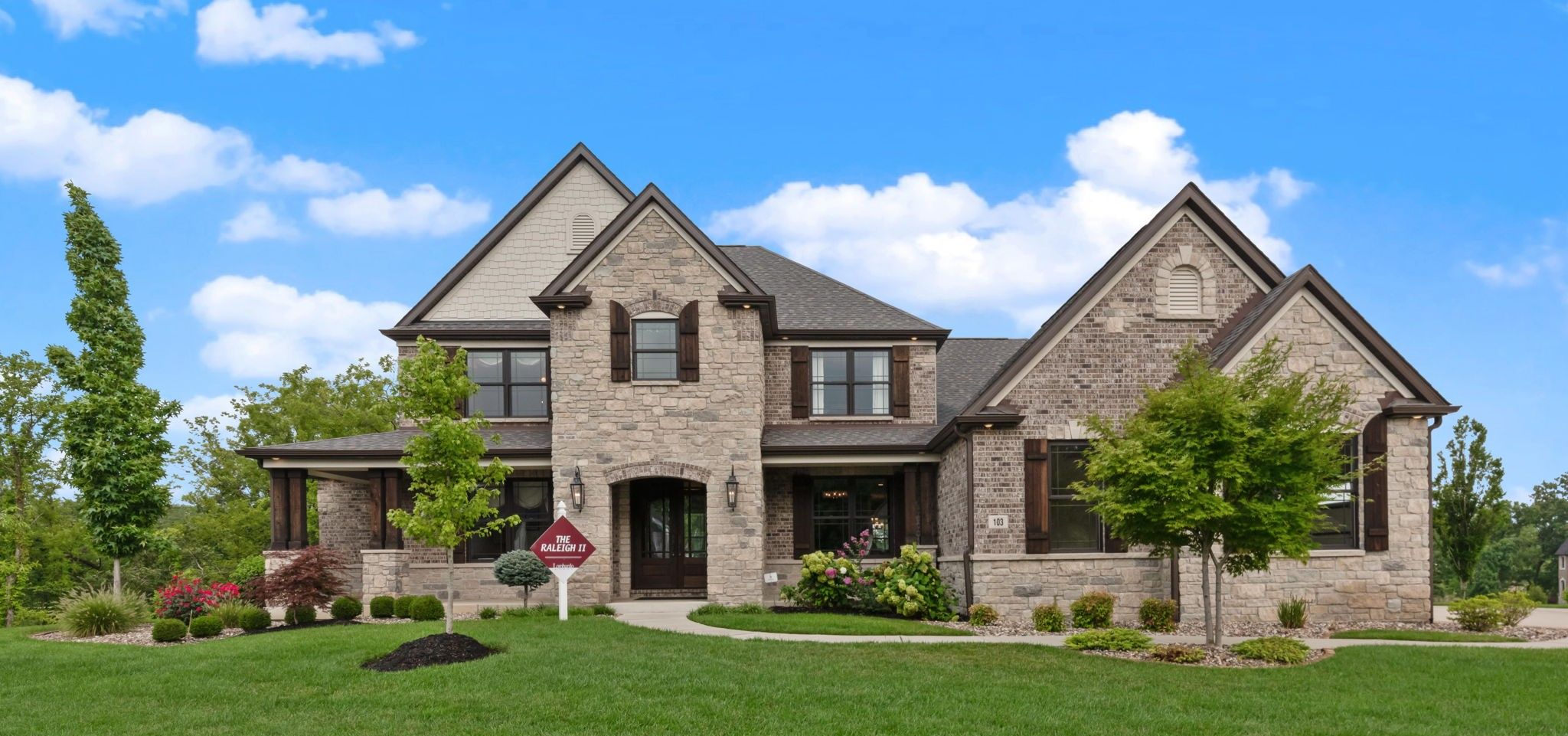South Point Estates por Lombardo Homes Missouri en St. Louis Missouri