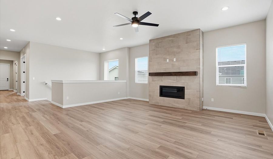 1323 White Cliffs Street (Darius)