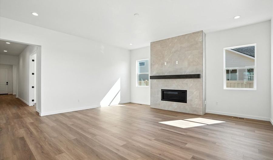 1375 White Cliffs Street (Darius)