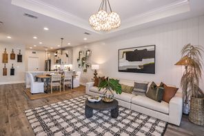 18156 Cherished Loop (Emerald)