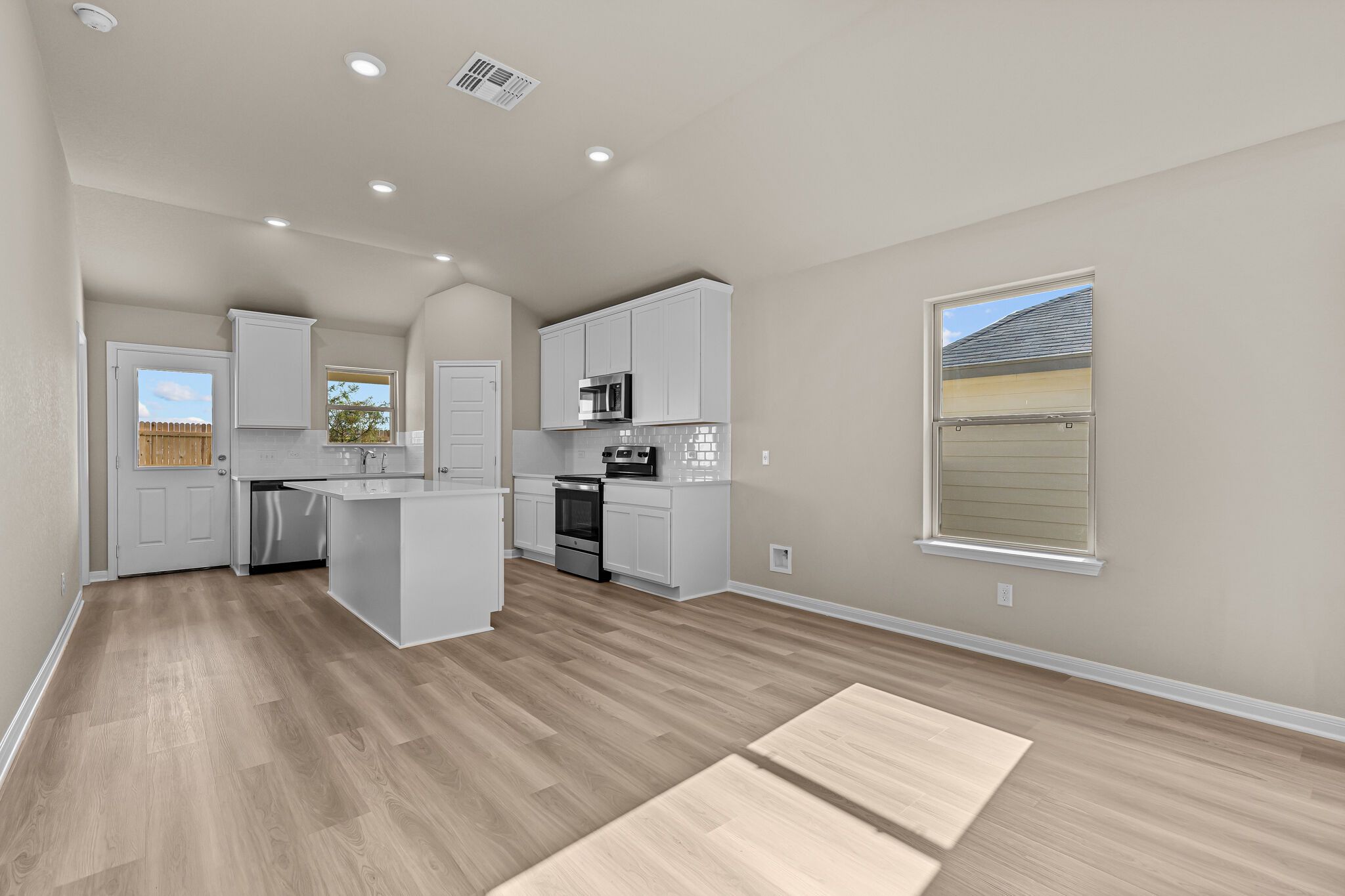 10223 White Hart Lane. Converse, TX 78109