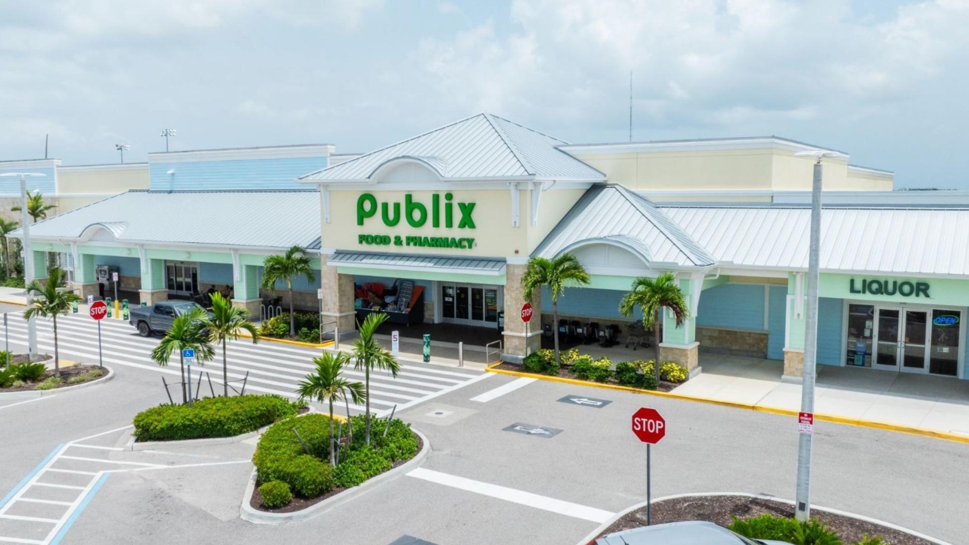 Everyday conveniences are close to home! Publix and shops at Hammock Landing are just a short distance away.