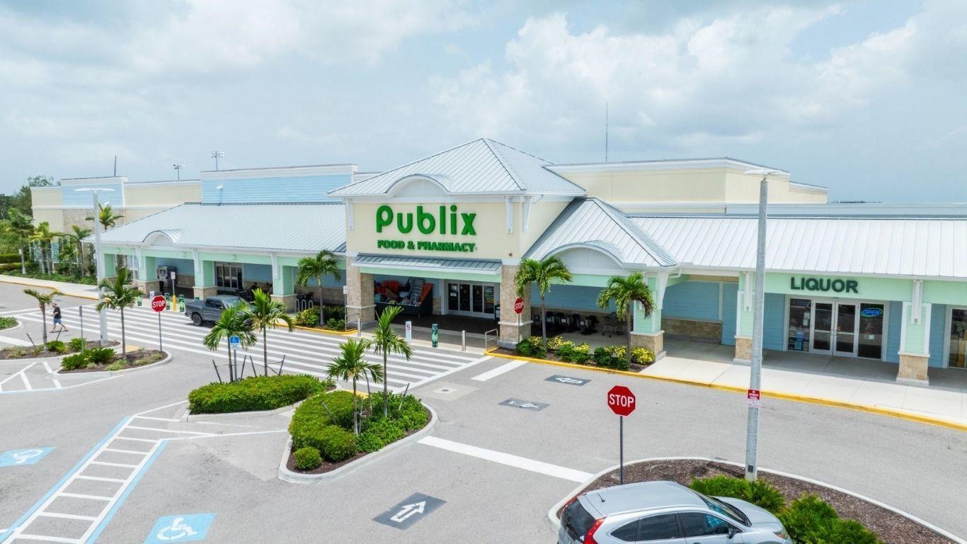 Convenience close to home—Publix, Starbucks &amp; more just 10 mins at Country Club Corners.