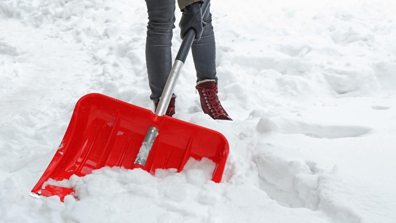 The HOA takes care of snow removal, saving your back. Join the List and simplify your day to day.