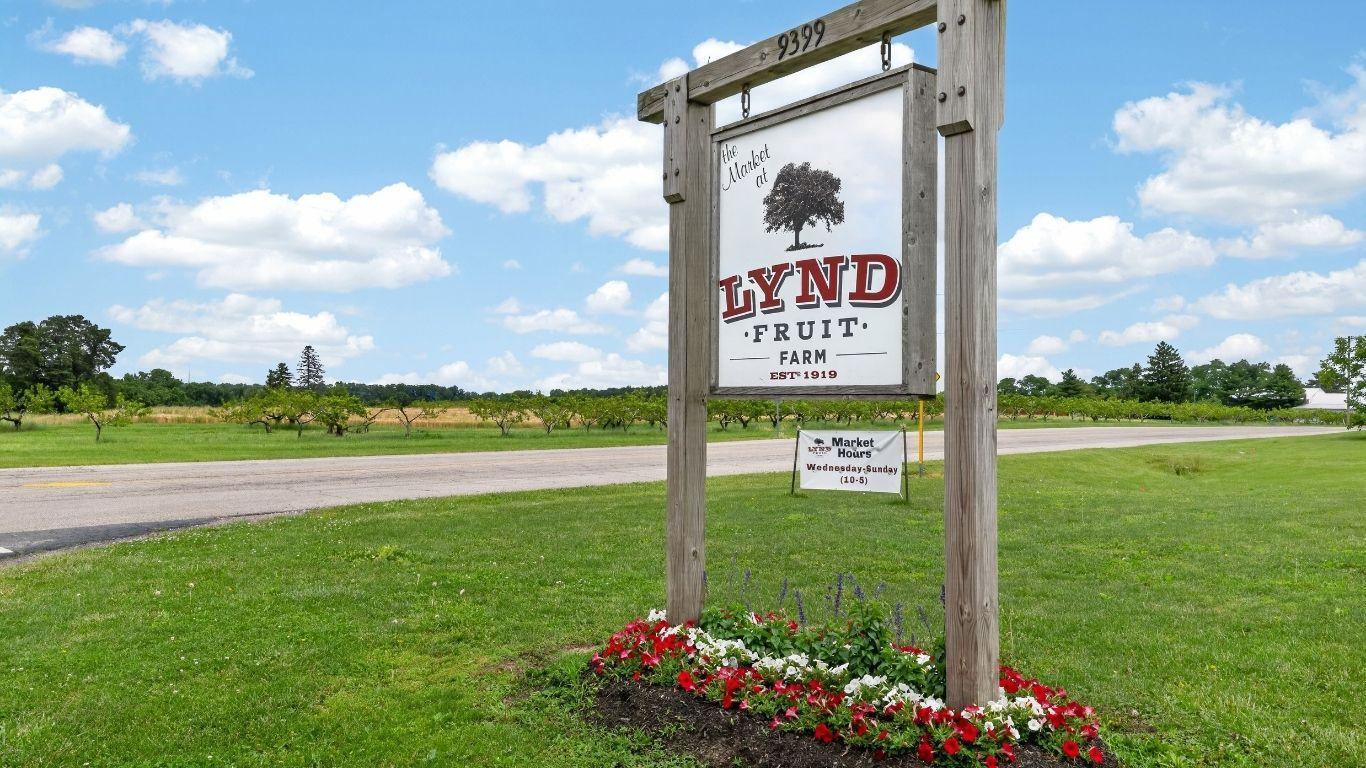Pick your own apples and pumpkins at the famous Lynd Fruit Farm.