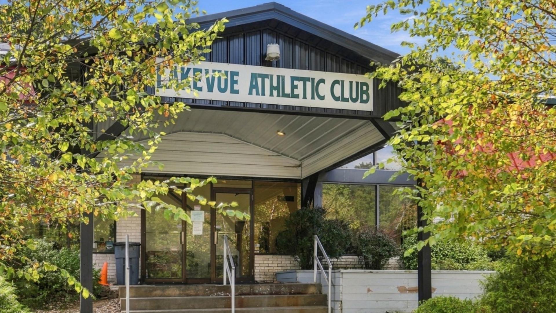 At Lakeview Athletic Club, you can join a tennis club, enjoy yoga, take a zumba class or work with a personal trainer.